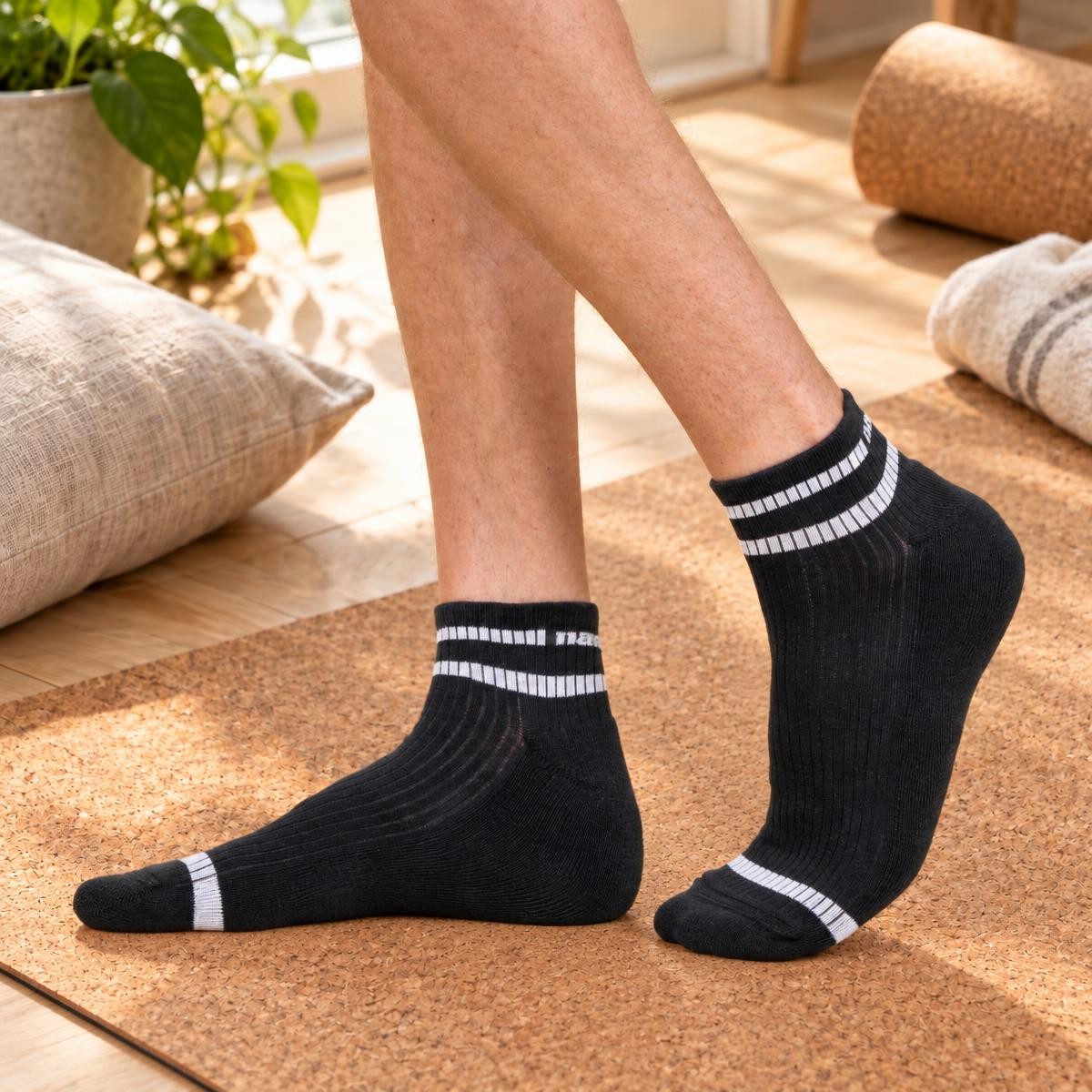 socquettes-sport-noires-tapis-yoga-liege