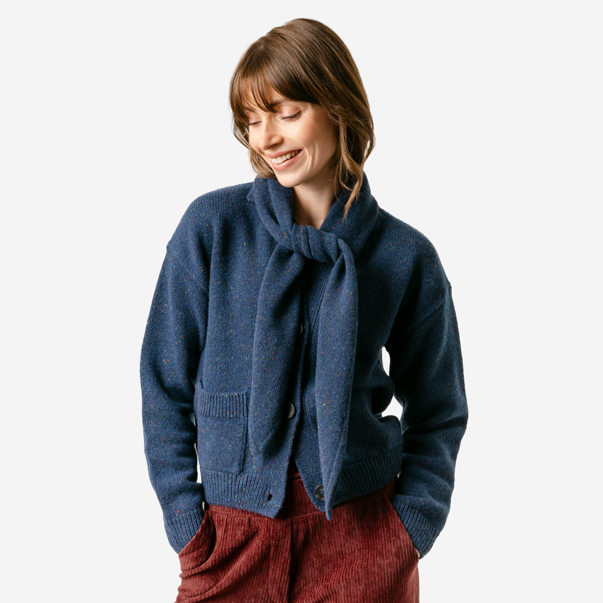 Écharpe en laine bio bleu Donegal à noppes tweed, présentée roulée
