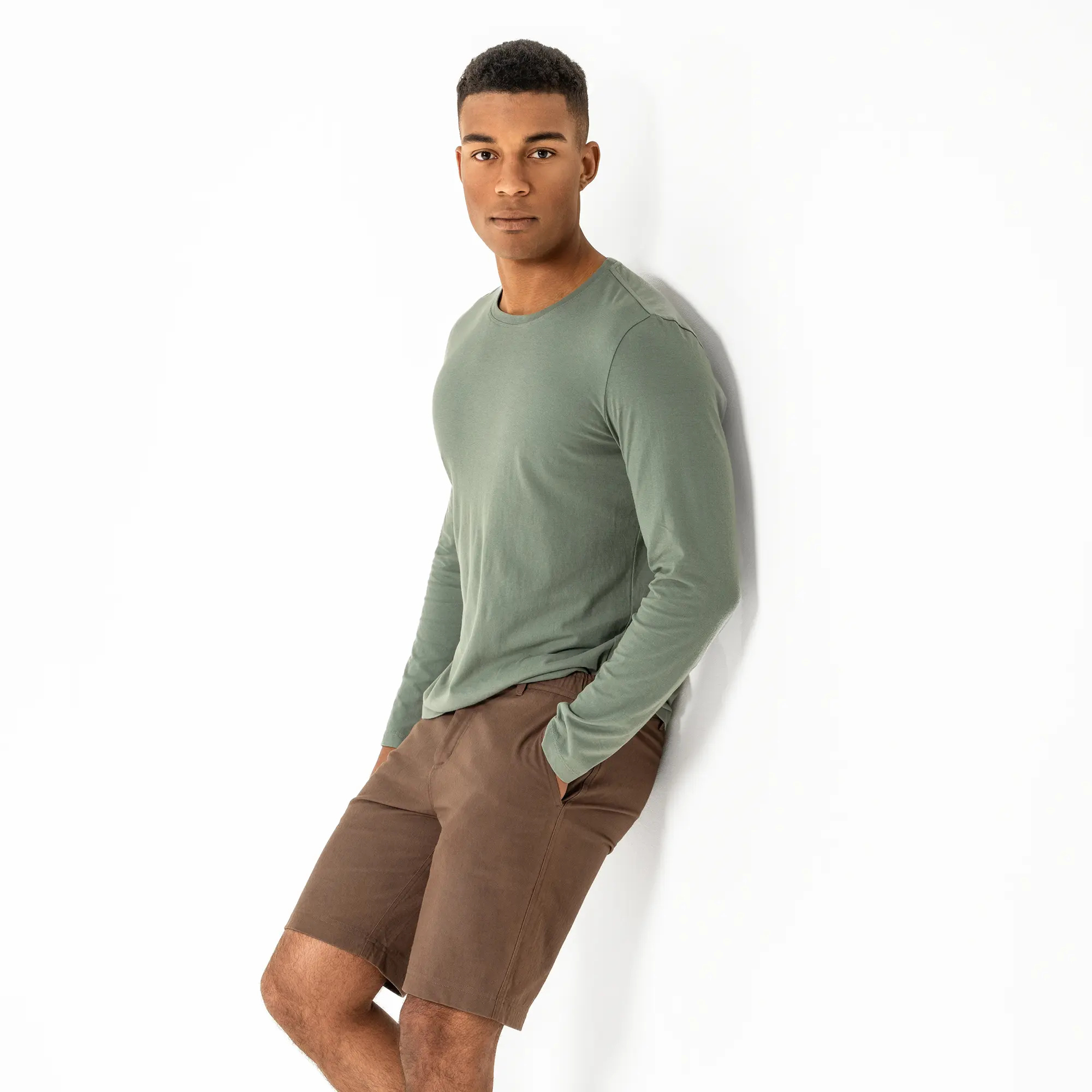 T-shirt manches longues Terik en coton bio vert pin, porté par un homme