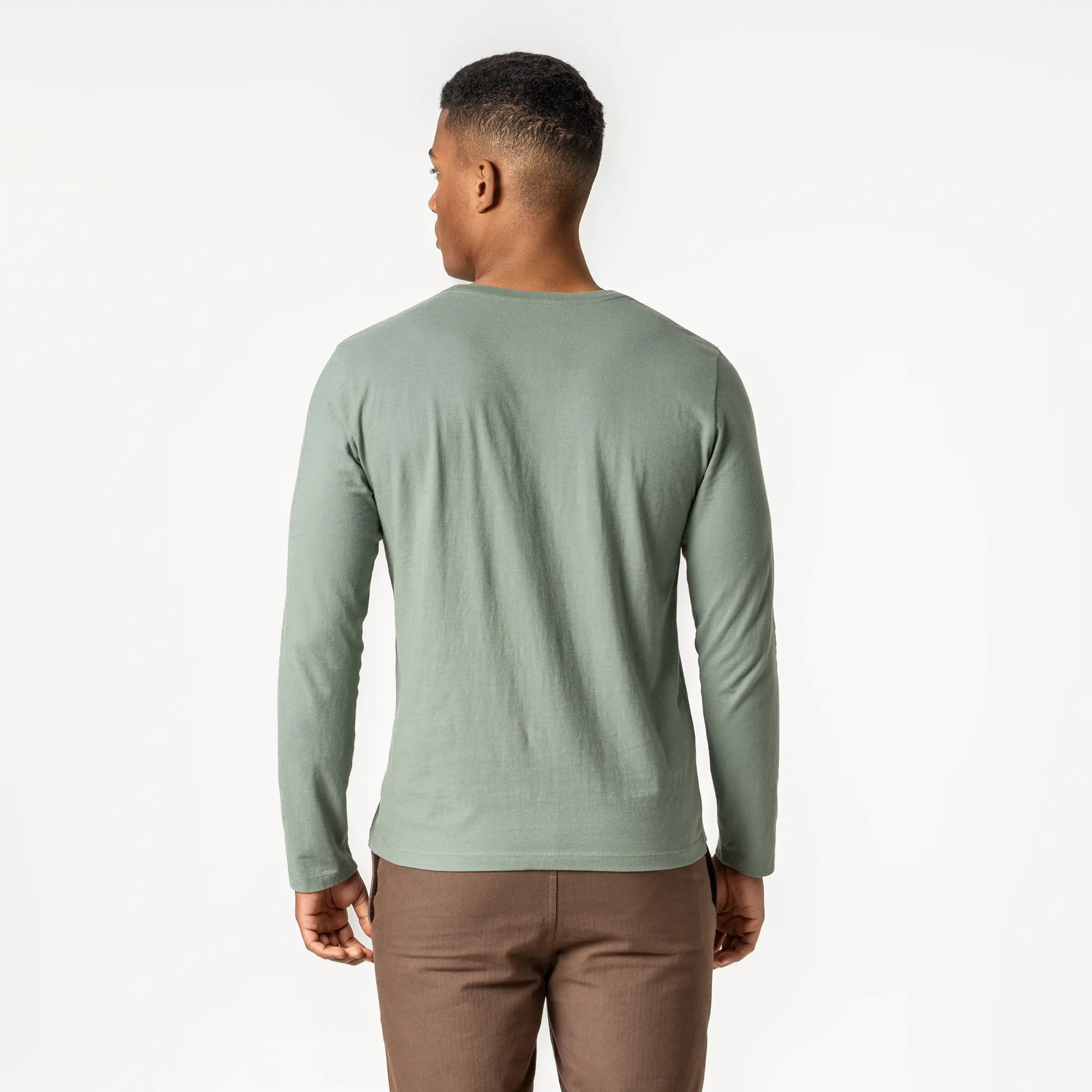 T-shirt manches longues Terik en coton bio vert pin, porté de dos