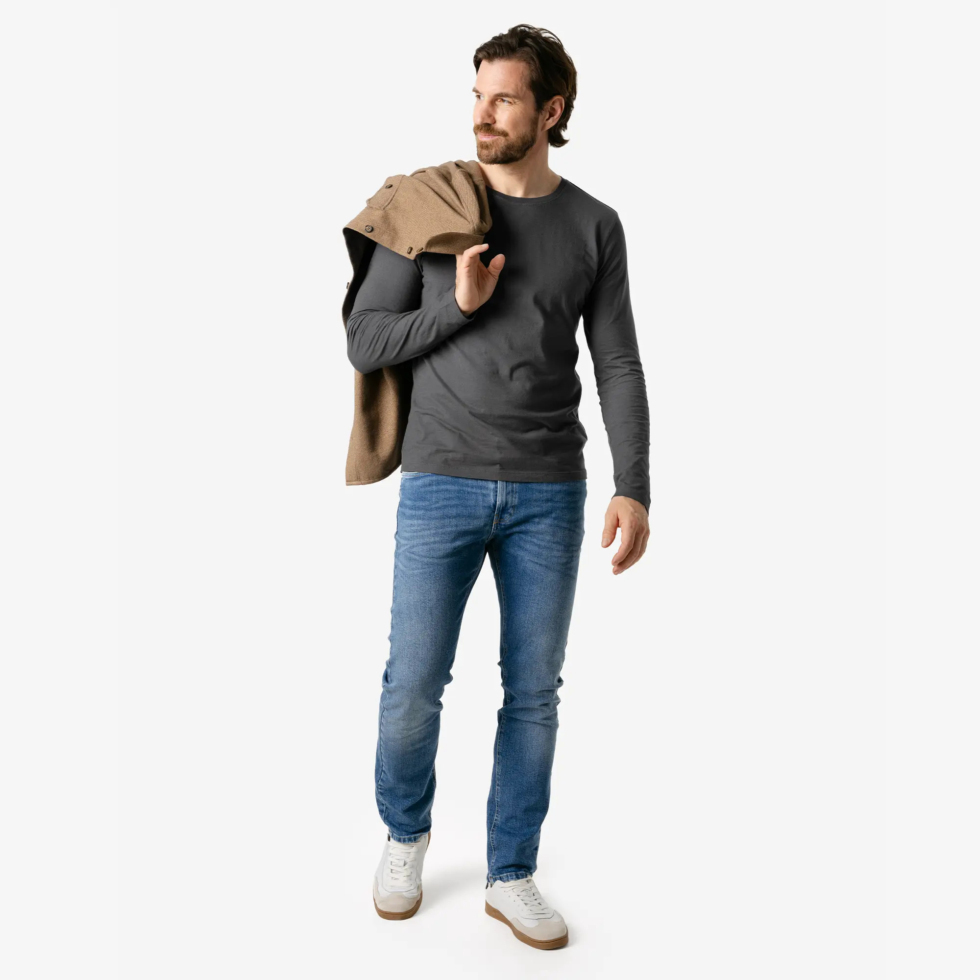 T-shirt manches longues Terik en coton bio gris foncé, porté en pied de face