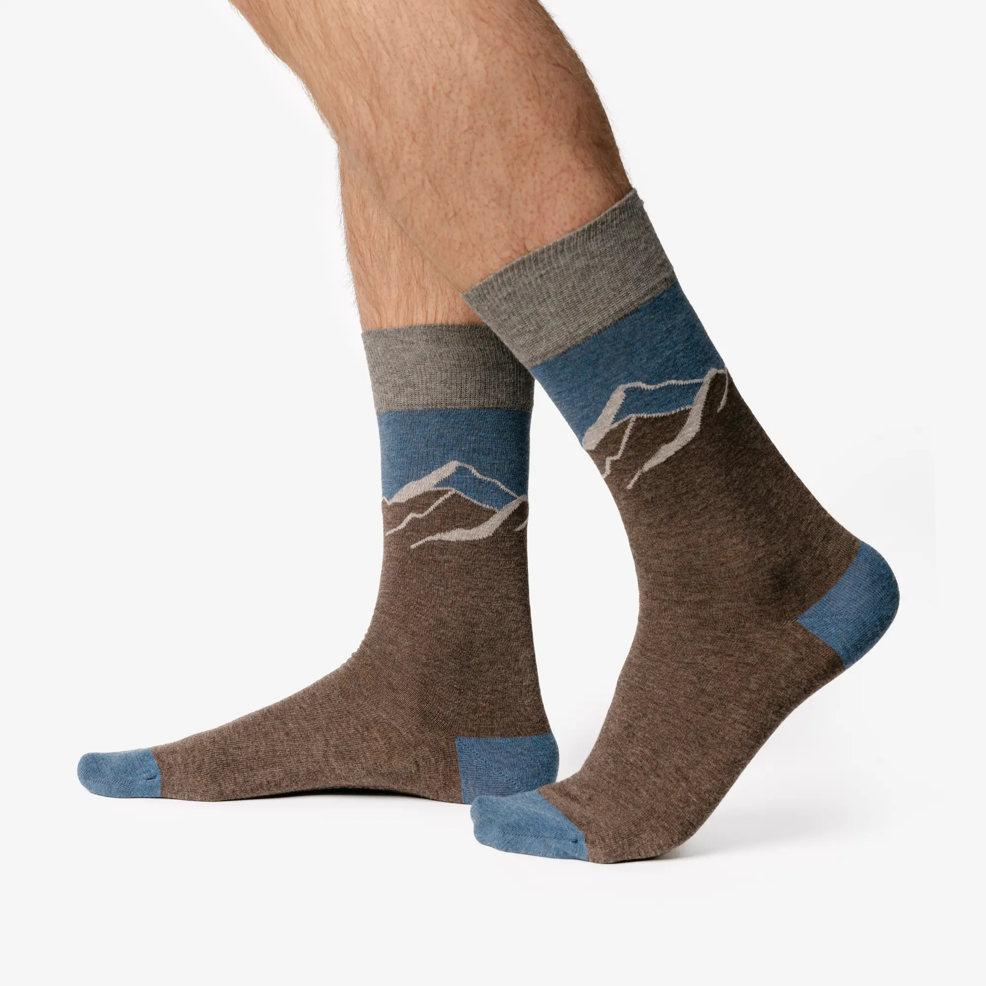 Chaussettes mi-hautes en coton bio Bibo à motif montagnes, portées aux pieds de face