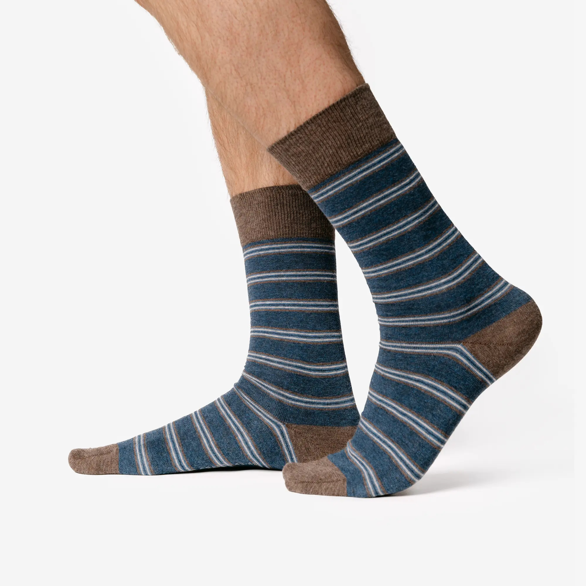 Chaussettes Bibo rayées en coton bio, portées aux pieds de profil