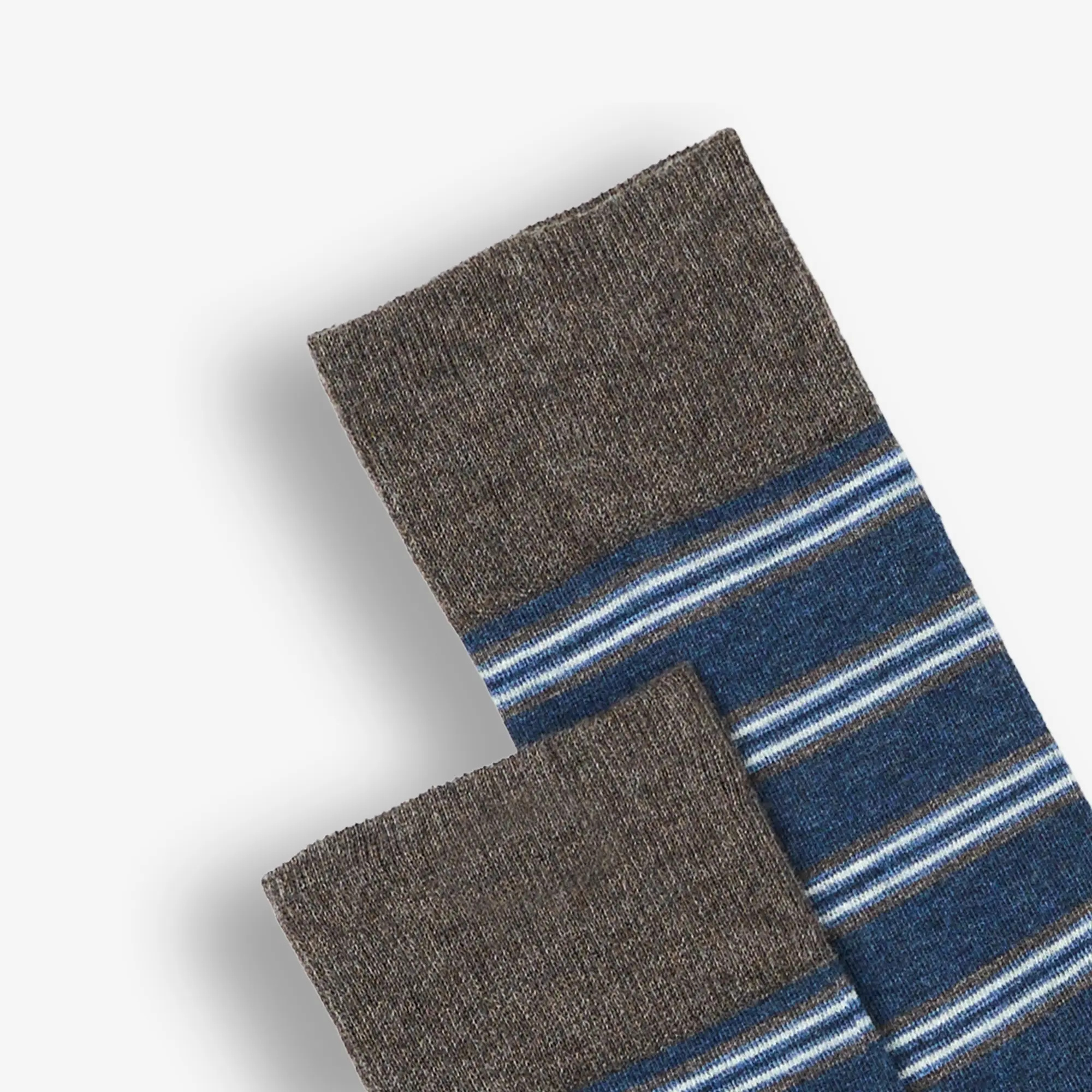 Détail des motifs des chaussettes Bibo en coton bio, rayures bleues et blanches à plat