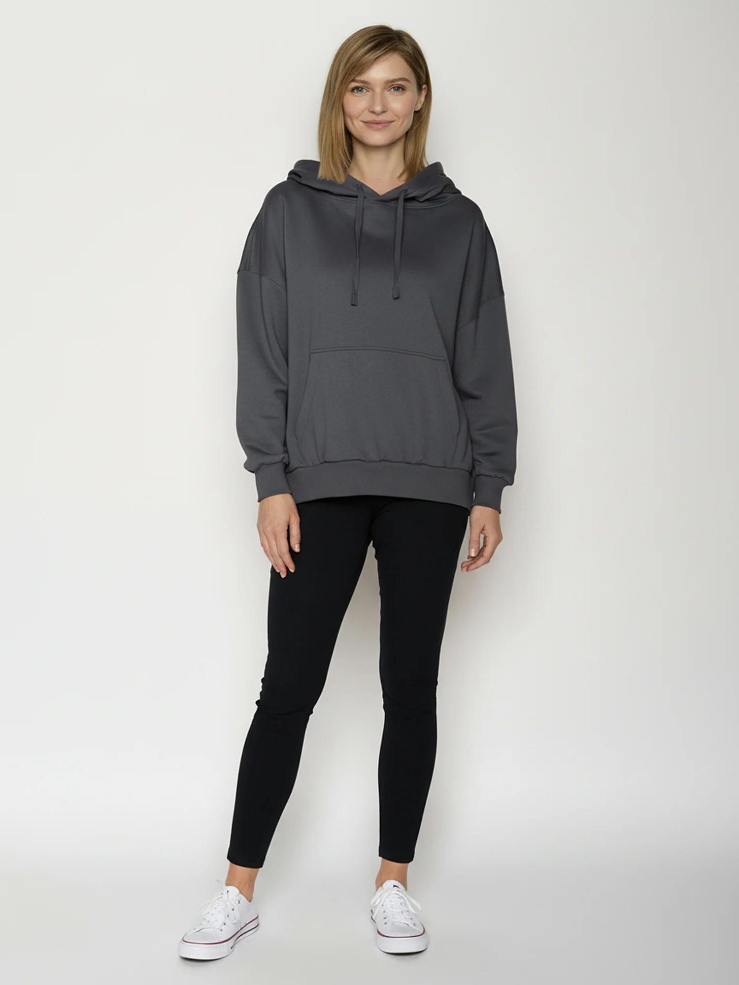 Hoodie Mello GREENBOMB porté de dos par une femme, coupe ample