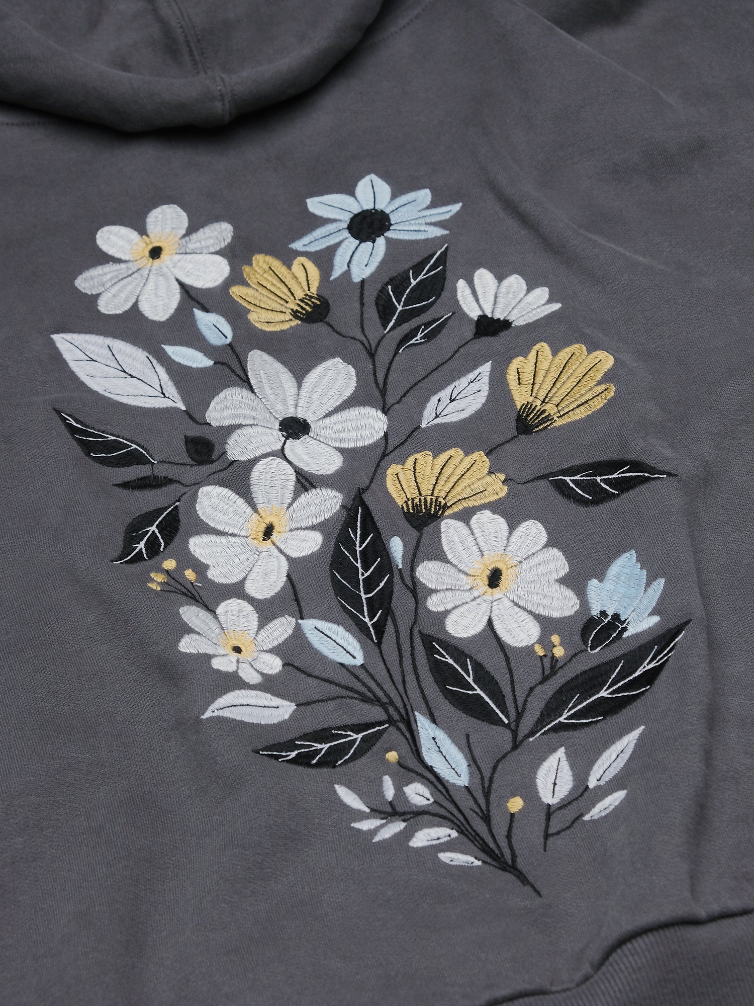 Hoodie femme Mello GREENBOMB en coton bio porté de dos par une femme assise, motif bouquet floral au dos, gris gravier