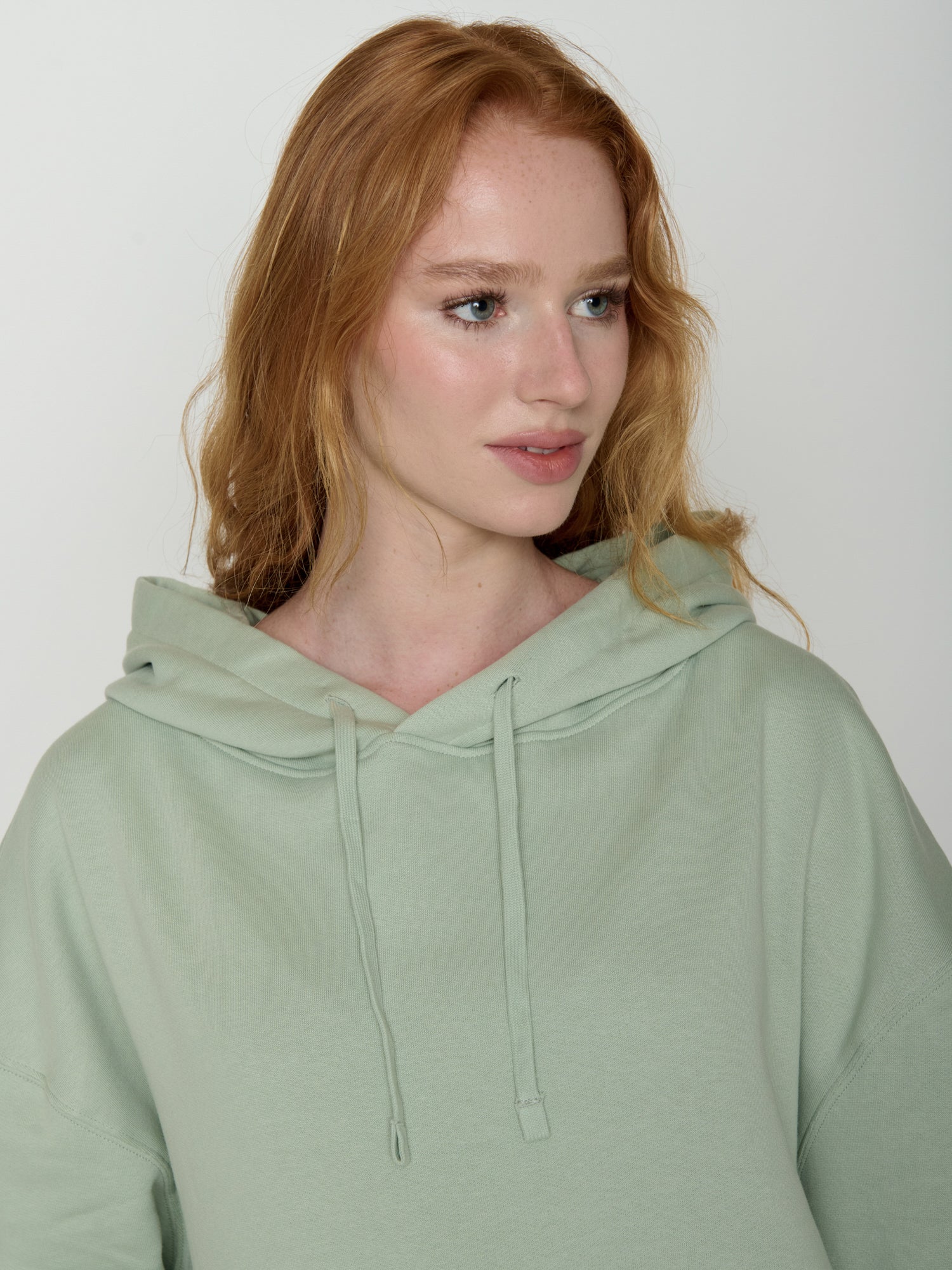 Détail du sweat Mello : capuche du coloris vert menthe doux
