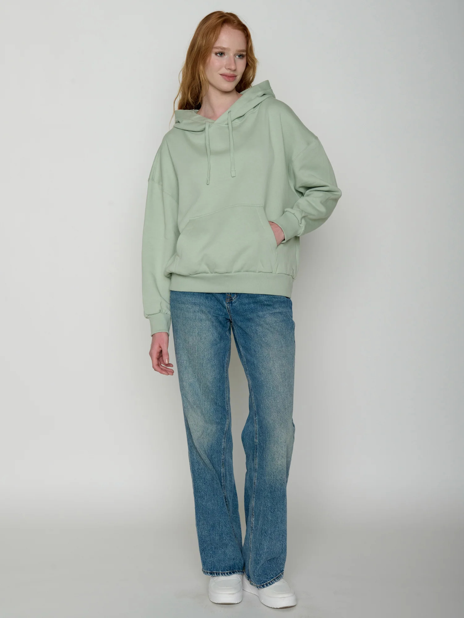 Sweat Mello GREENBOMB porté de dos, motif Les Fleurs au dos, vert menthe doux