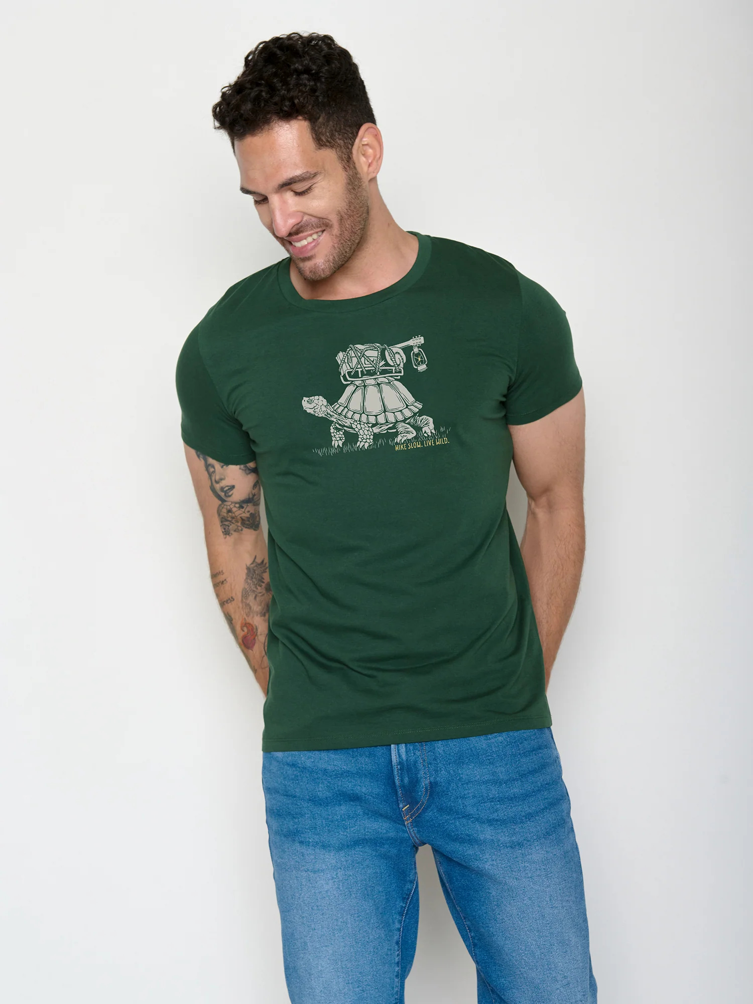 T-shirt homme tortues GREENBOMB en coton bio porté, coloris vert bouteille