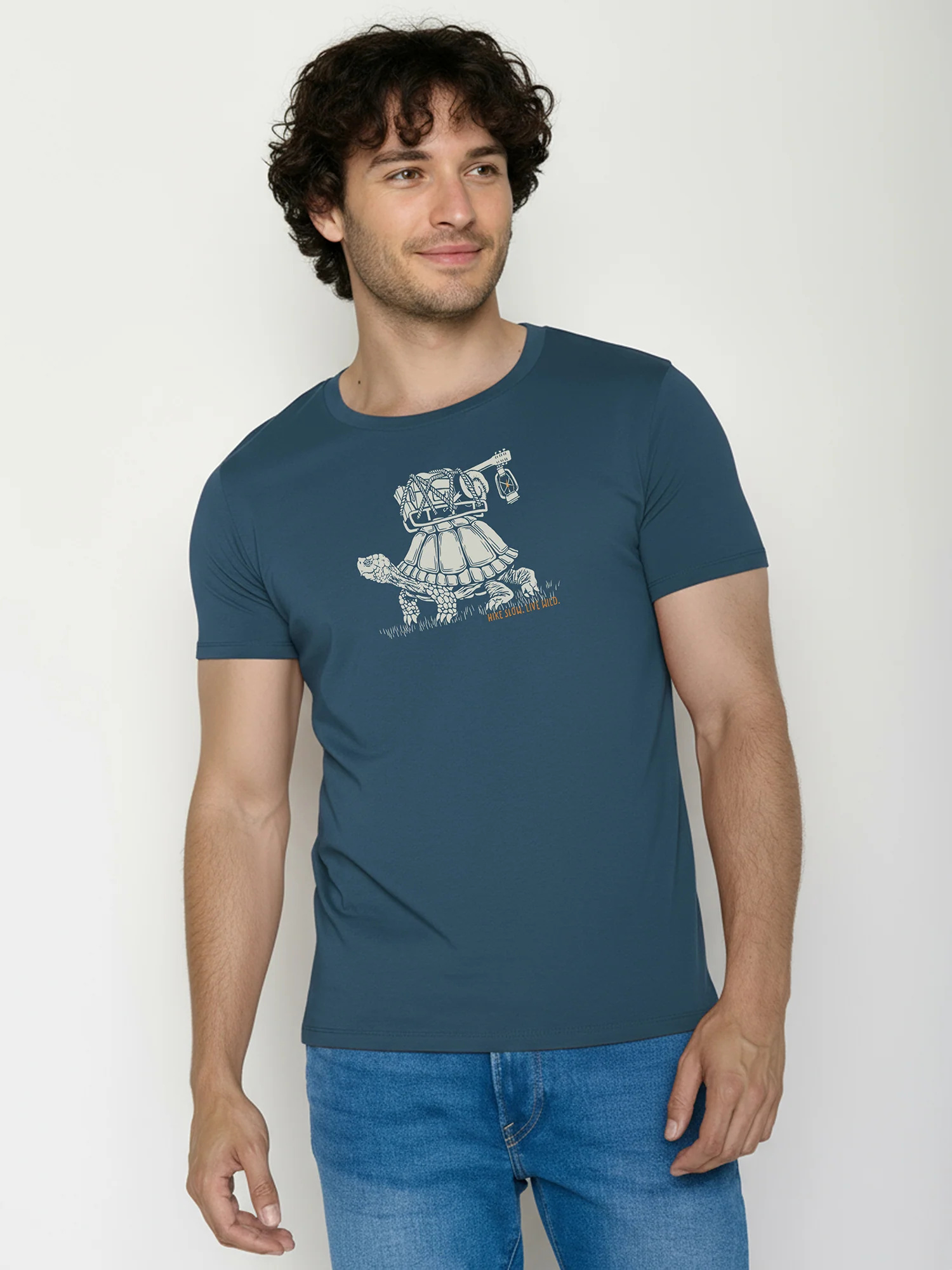 T-shirt homme tortues GREENBOMB en coton bio porté, coloris bleu pin