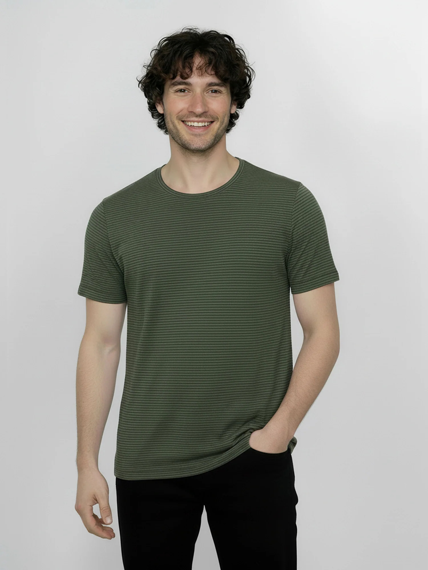 T-shirt homme rayé bio, rayures herbe, vue portée de face