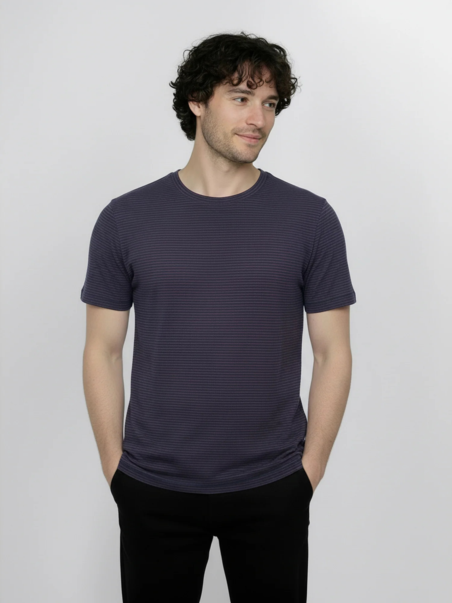 T-shirt rayé homme en coton bio certifié GOTS, rayures bleu-violet, porté