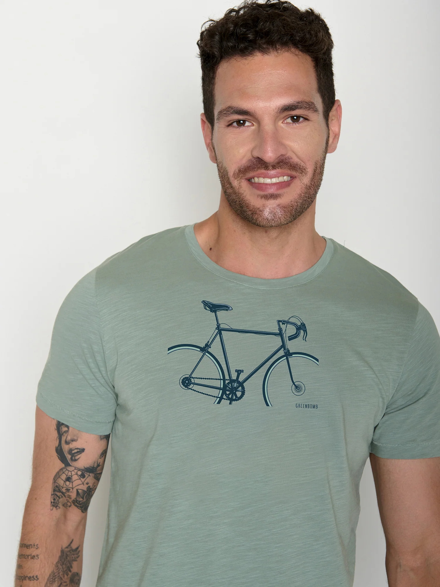 T-shirt homme à motifs vélos en coton bio GOTS, sauge tendre, détail du motif vélo