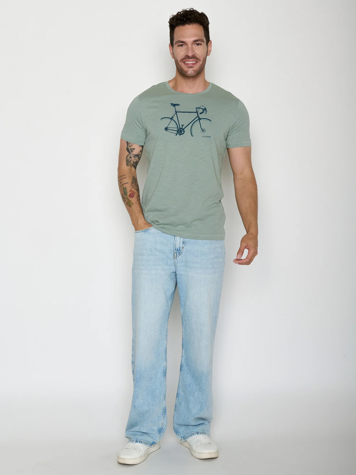 T-shirt à motifs vélos homme coton biologique, sauge tendre, porté de dos