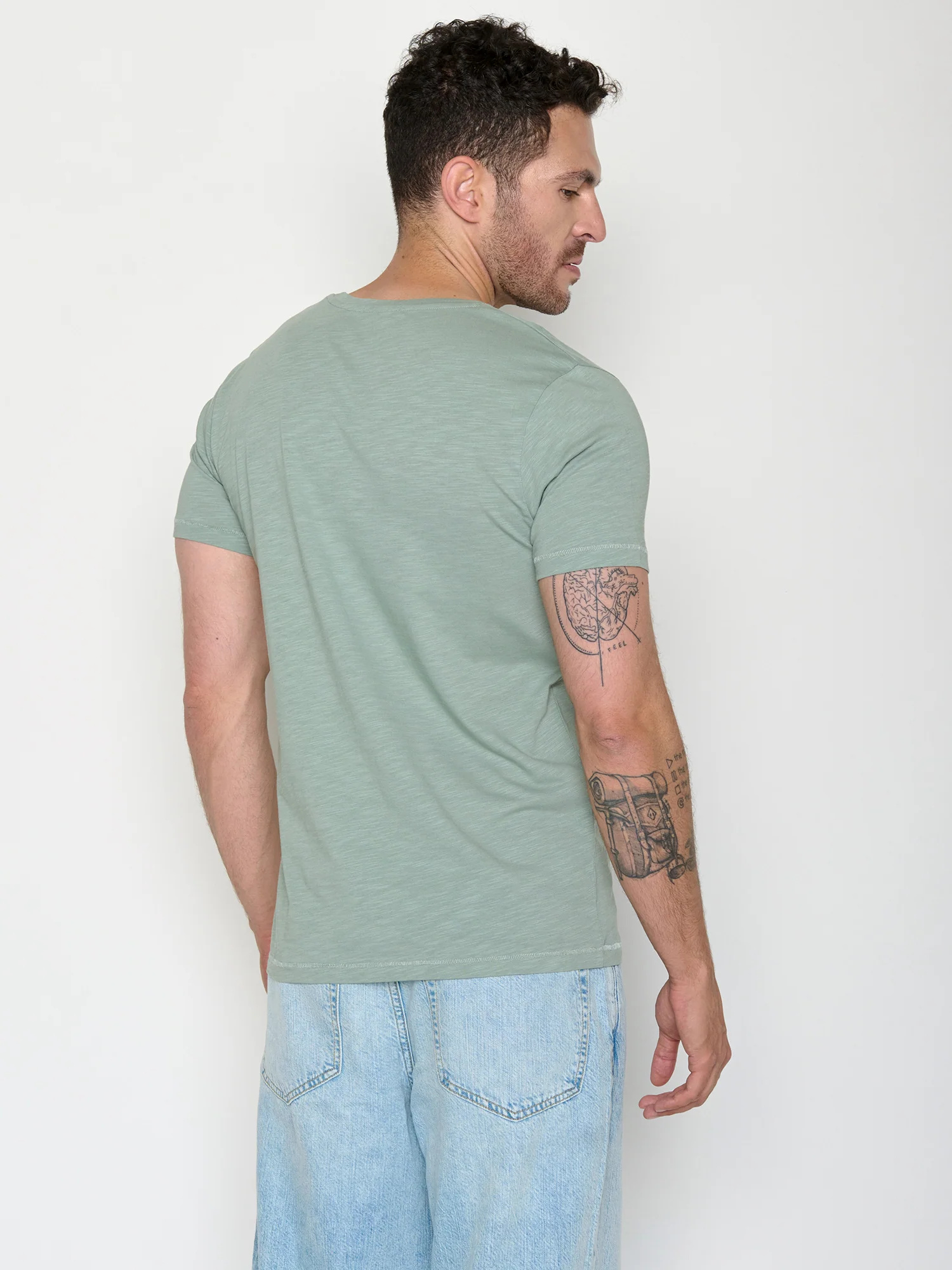 T-shirt homme motifs vélos coton bio, sauge tendre, vue portée en pied