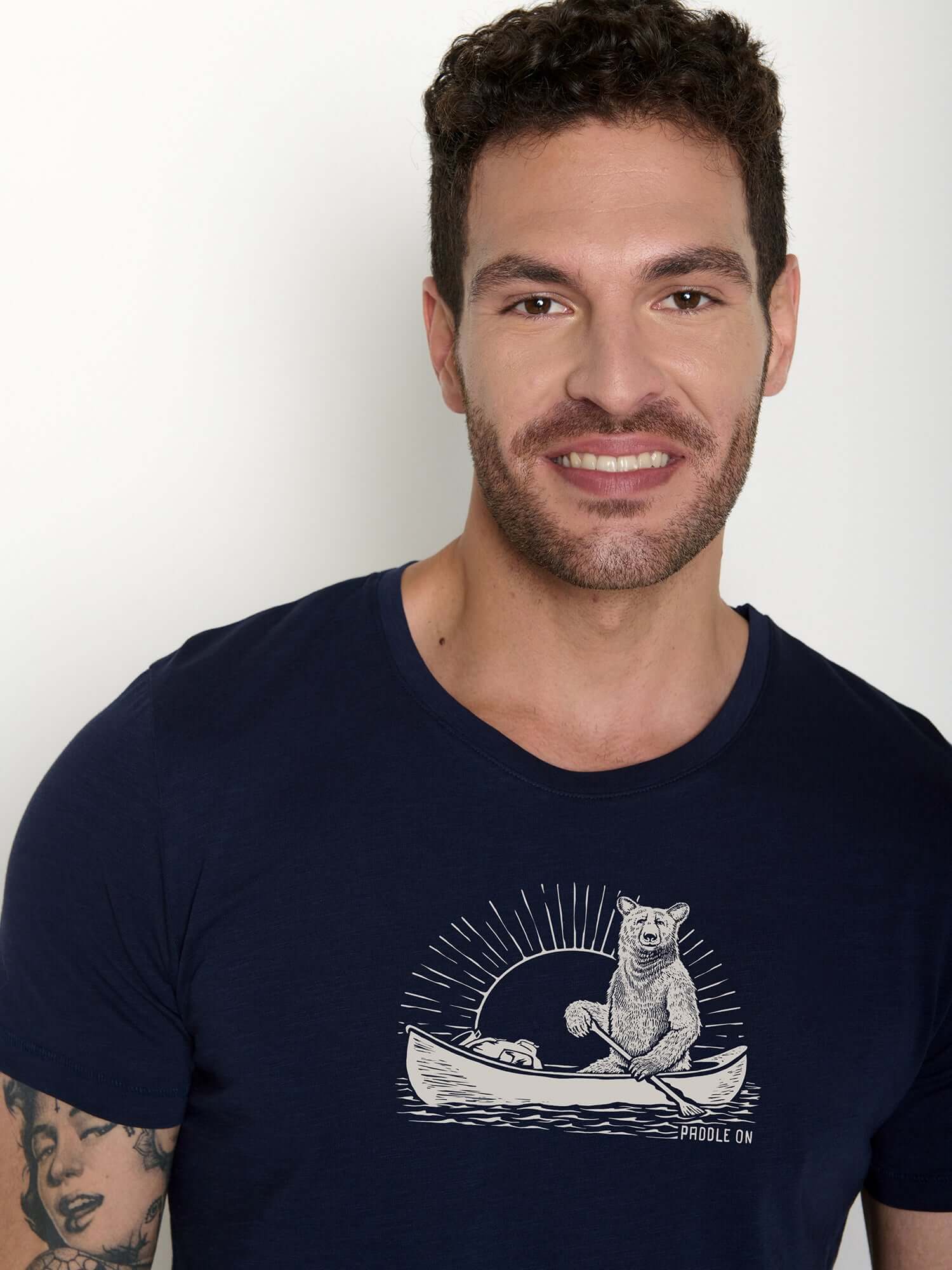 T-shirt homme à motifs ours en canoë en coton bio GOTS, bleu marine, détail du motif