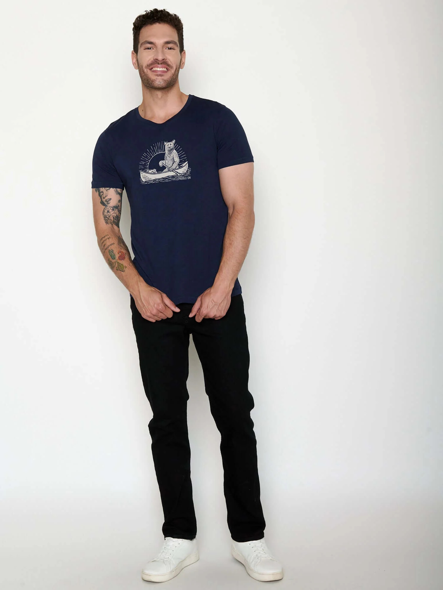 T-shirt homme à motifs ours en canoë en coton bio GOTS, bleu marine, porté de dos