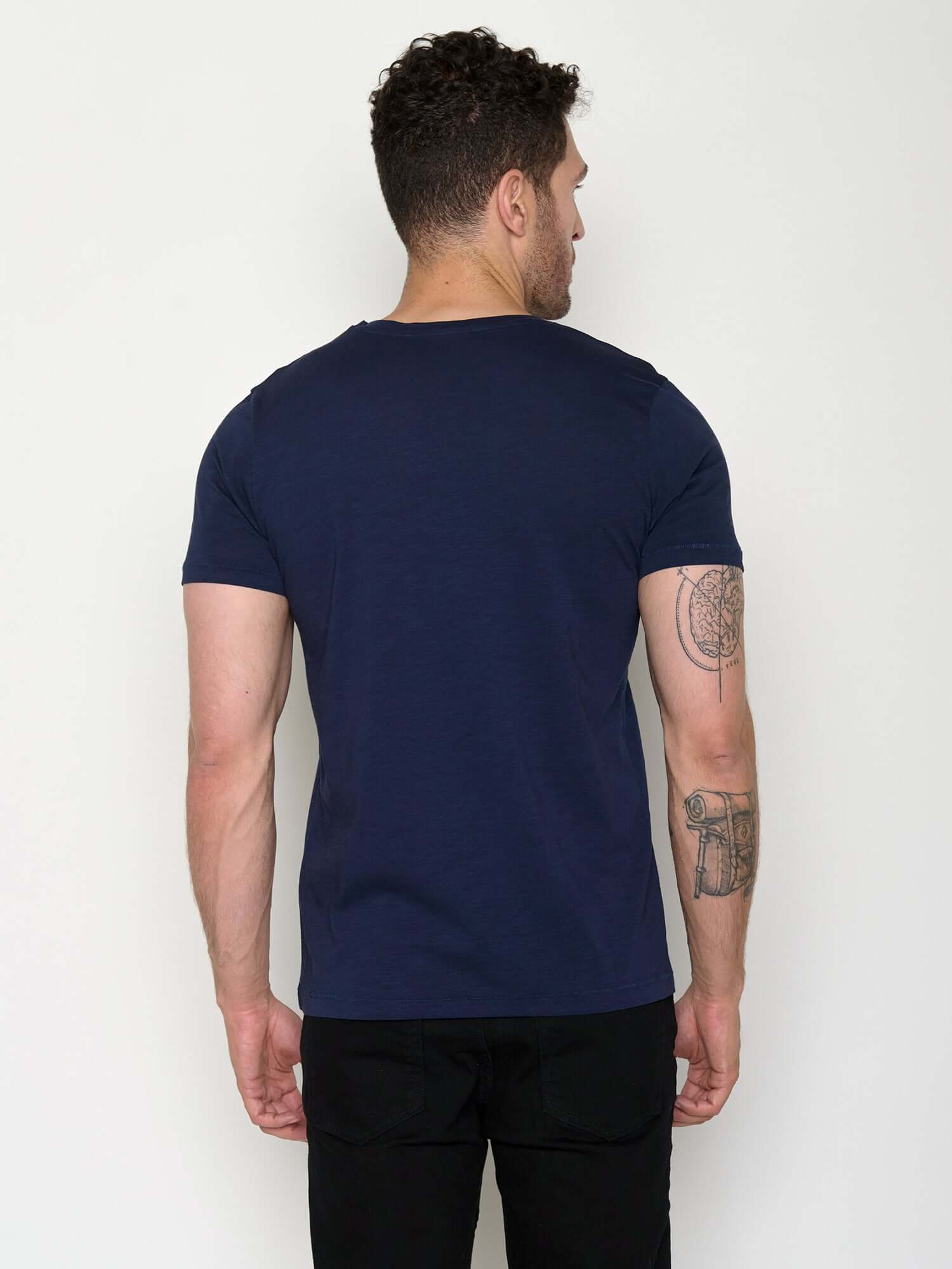 T-shirt homme à motifs ours en canoë en coton bio GOTS, bleu marine, vue portée en pied