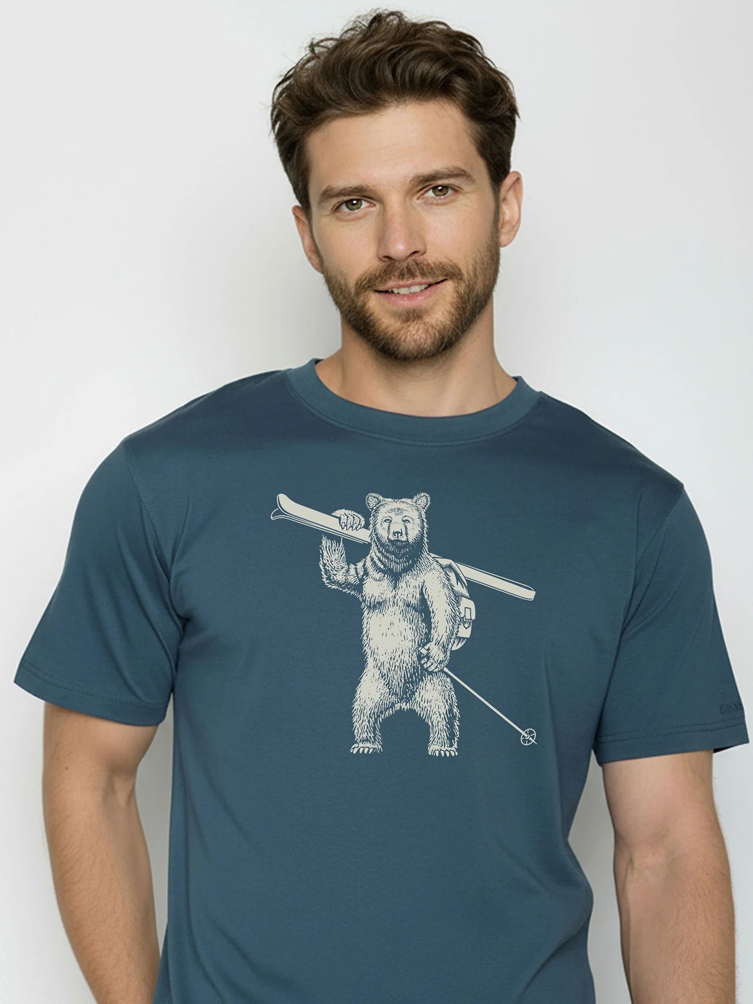 T-shirt homme à motifs ours skieur en coton bio GOTS, bleu pin, détail du motif