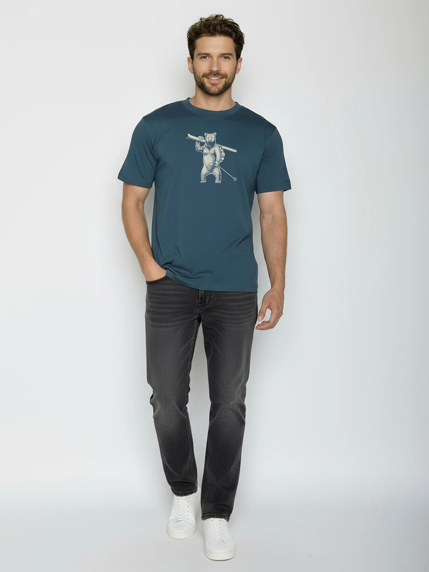 T-shirt homme à motifs ours skieur en coton bio GOTS, bleu pin, porté de dos
