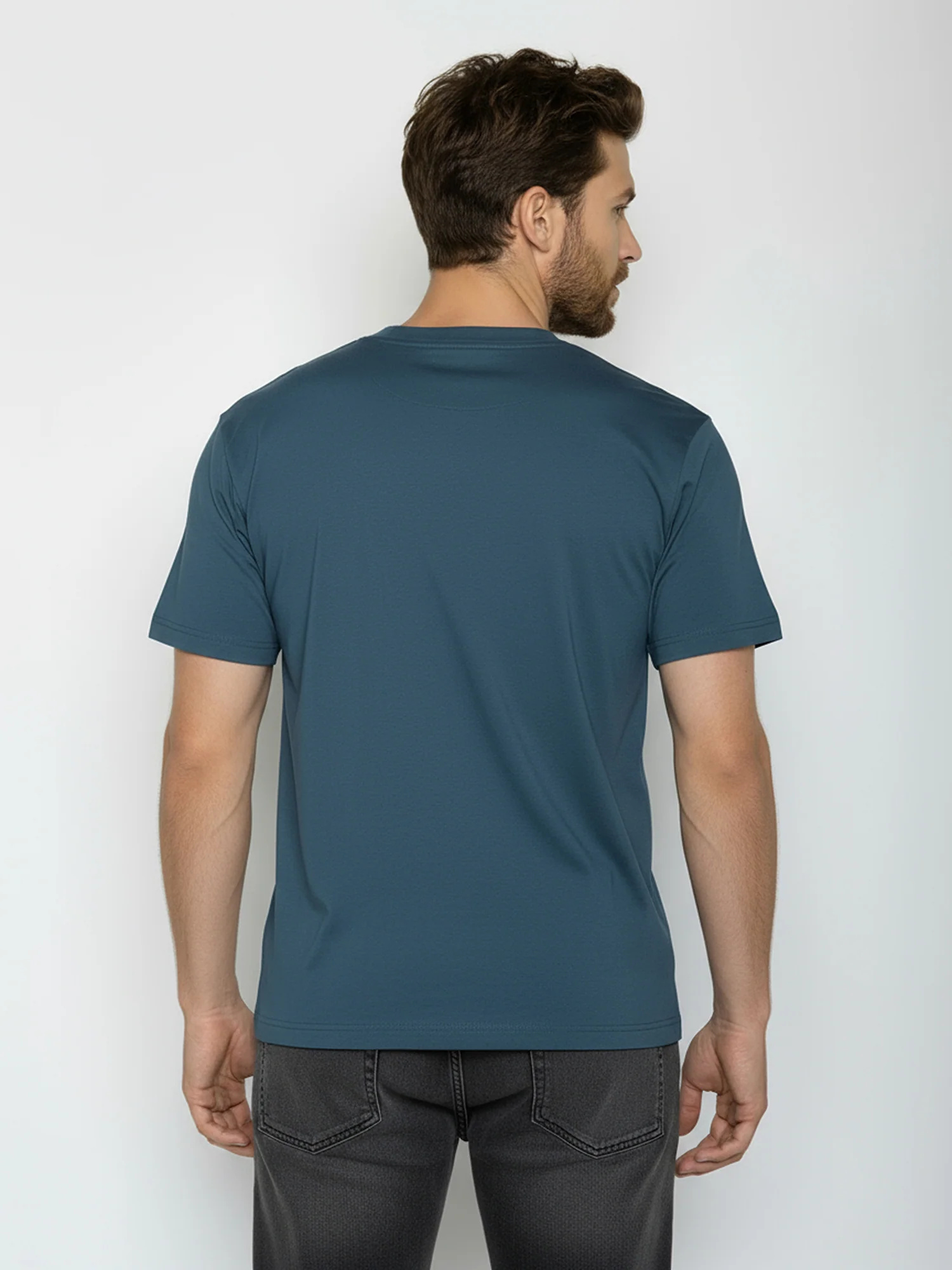T-shirt homme à motifs ours skieur en coton bio GOTS, bleu pin, vue portée en pied