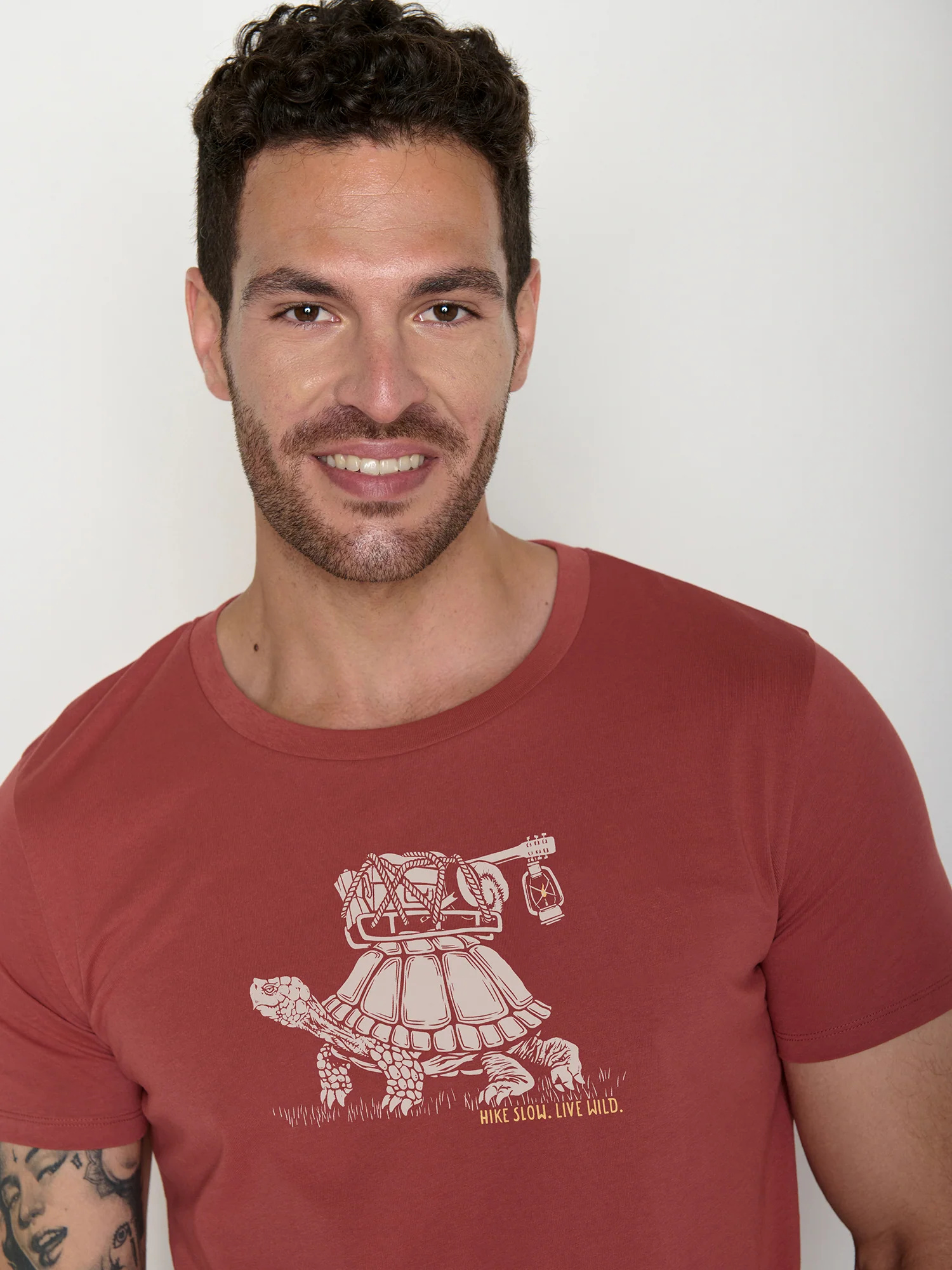 T-shirt homme à motifs tortues en coton bio GOTS, rouge couchant, détail du motif