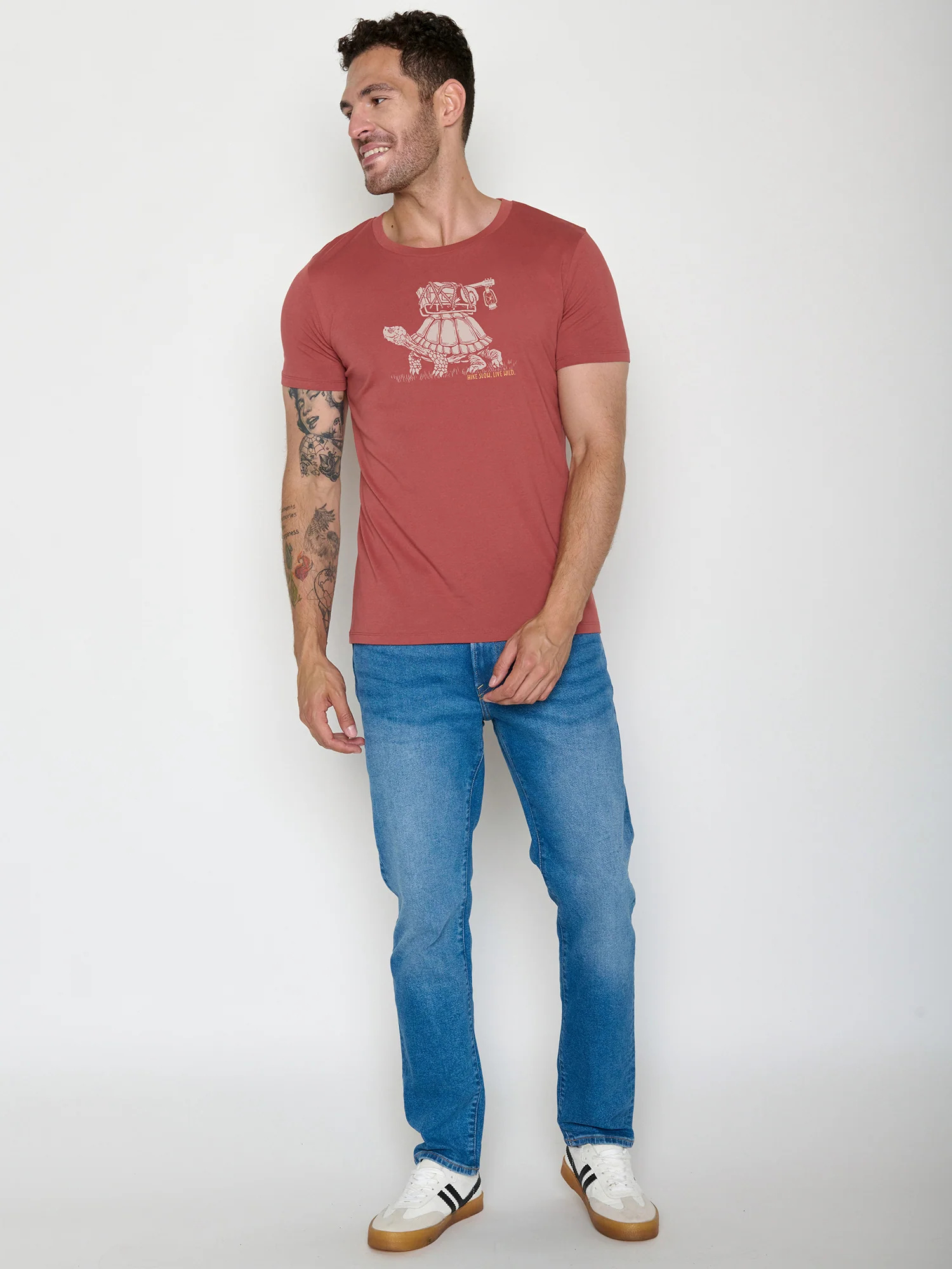 T-shirt homme à motifs tortues en coton bio GOTS, rouge couchant, porté de dos