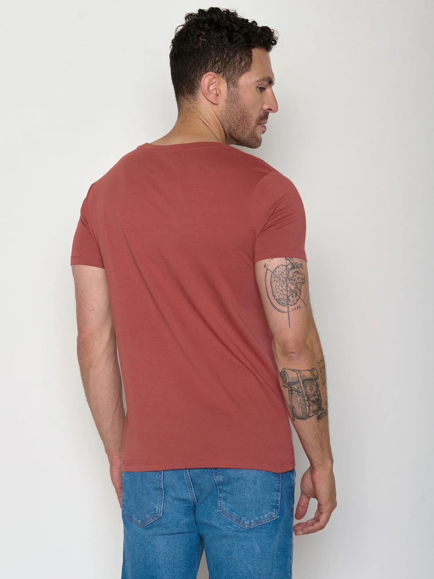 T-shirt homme à motifs tortues en coton bio GOTS, rouge couchant, vue portée en pied