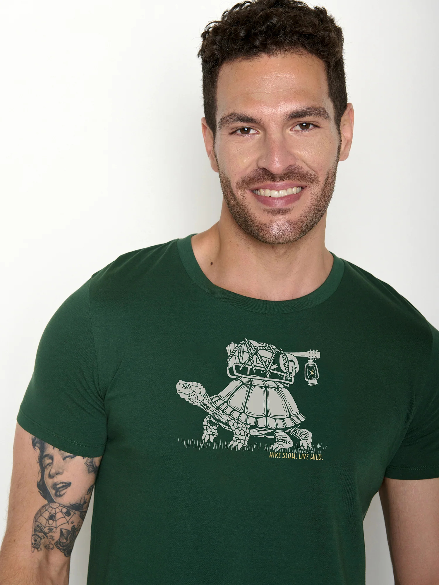 T-shirt homme à motifs tortues en coton bio GOTS, vert bouteille, détail du motif