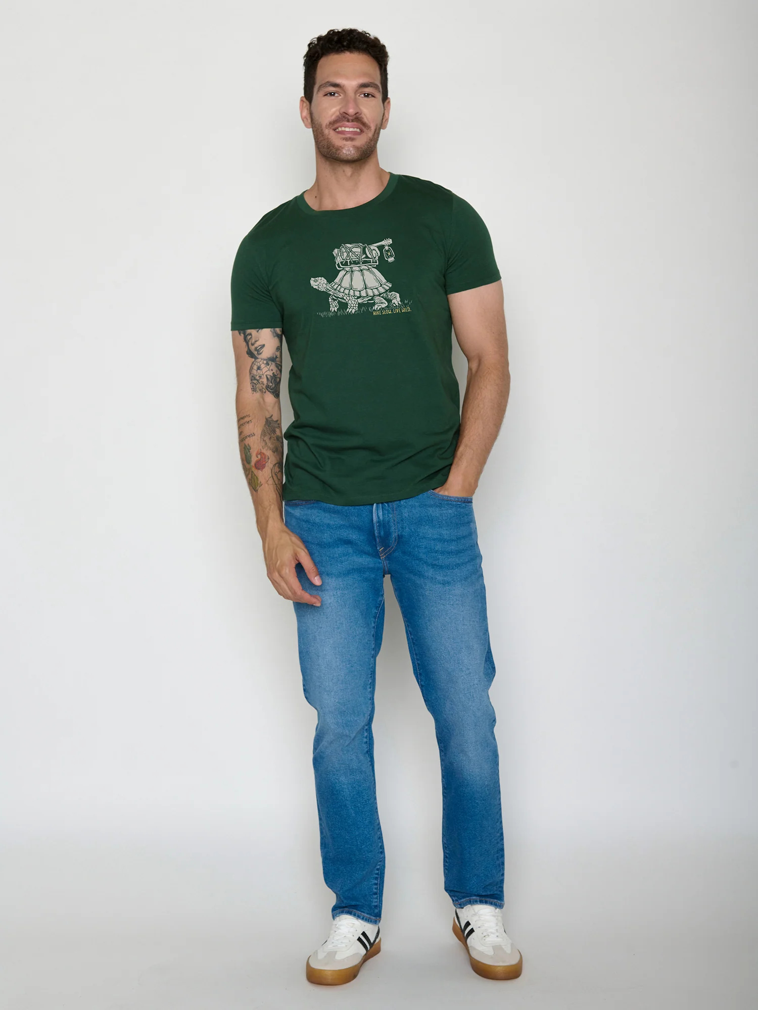 T-shirt homme à motifs tortues en coton bio GOTS, vert bouteille, porté de dos