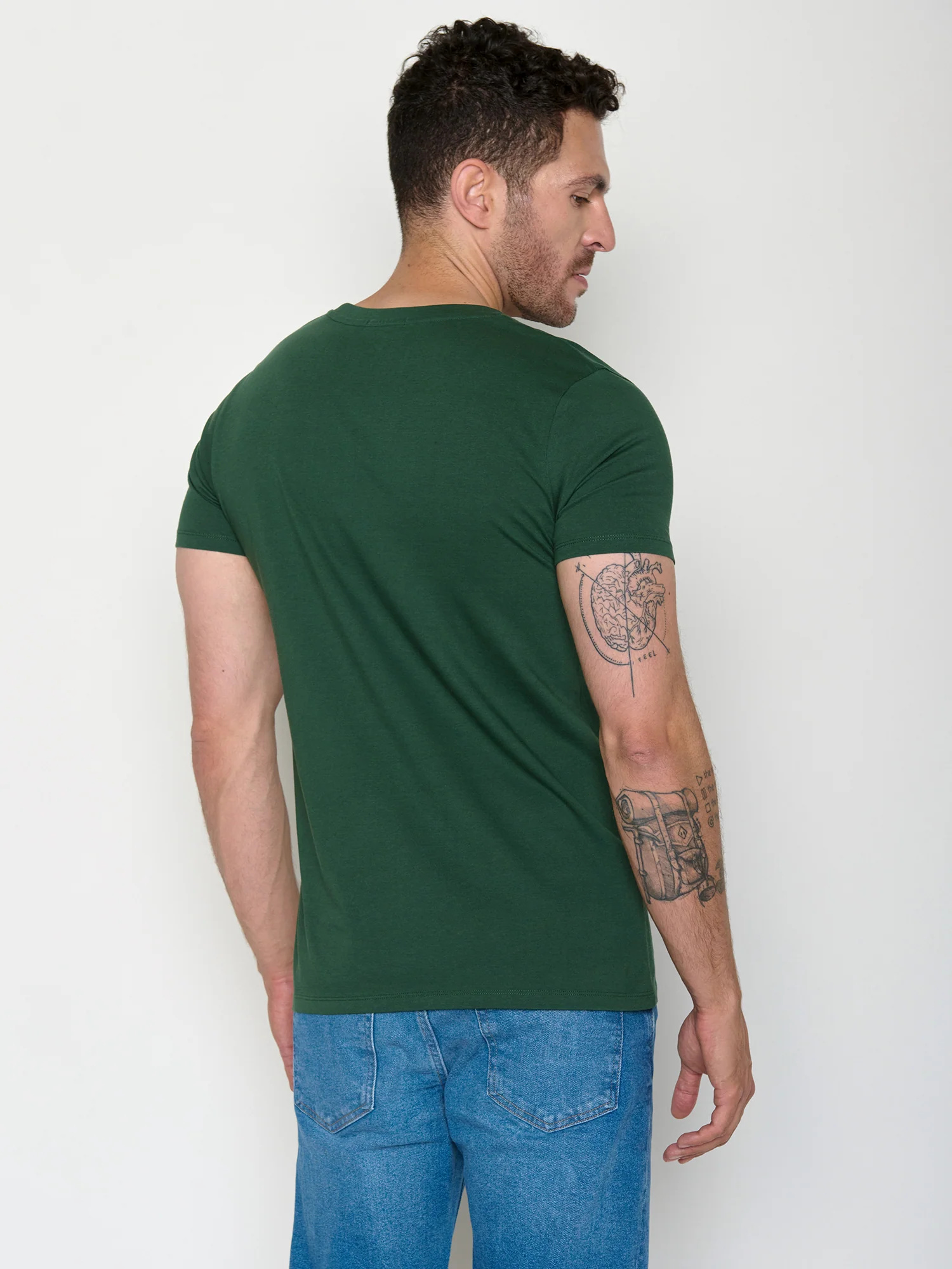 T-shirt homme à motifs tortues en coton bio GOTS, vert bouteille, vue portée en pied