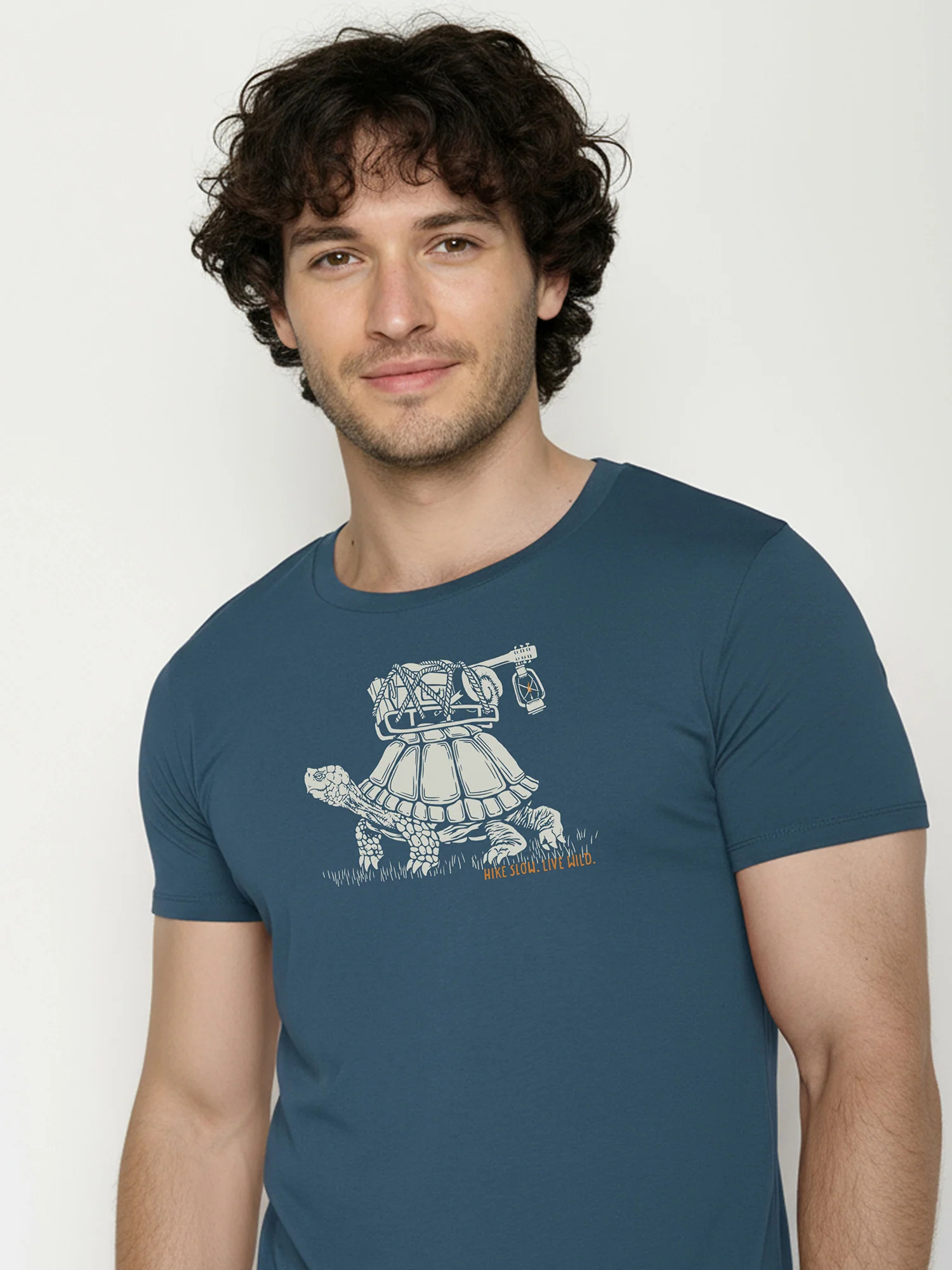 T-shirt homme à motifs tortues en coton bio GOTS, bleu pin, détail du motif