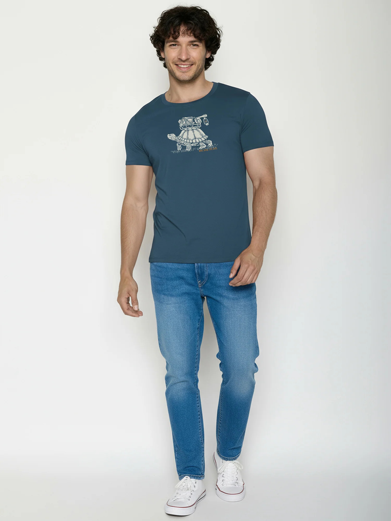 T-shirt homme à motifs tortues en coton bio GOTS, bleu pin, porté de dos