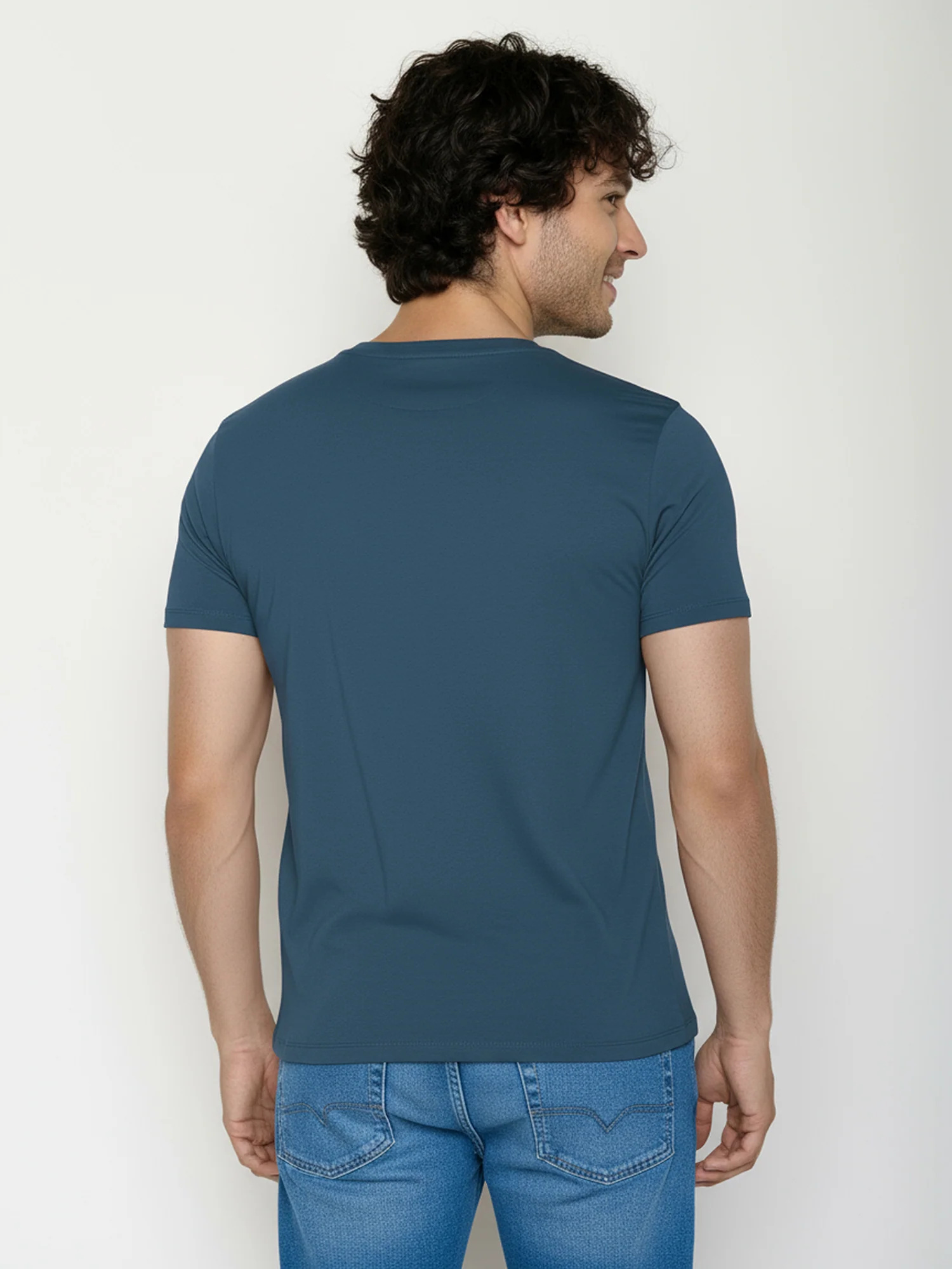 T-shirt homme à motifs tortues en coton bio GOTS, bleu pin, vue portée en pied