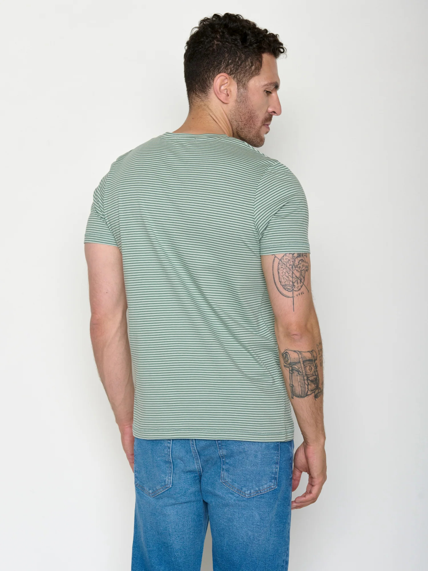 T-shirt homme rayé en coton bio GOTS, rayures bambou, vue portée en pied
