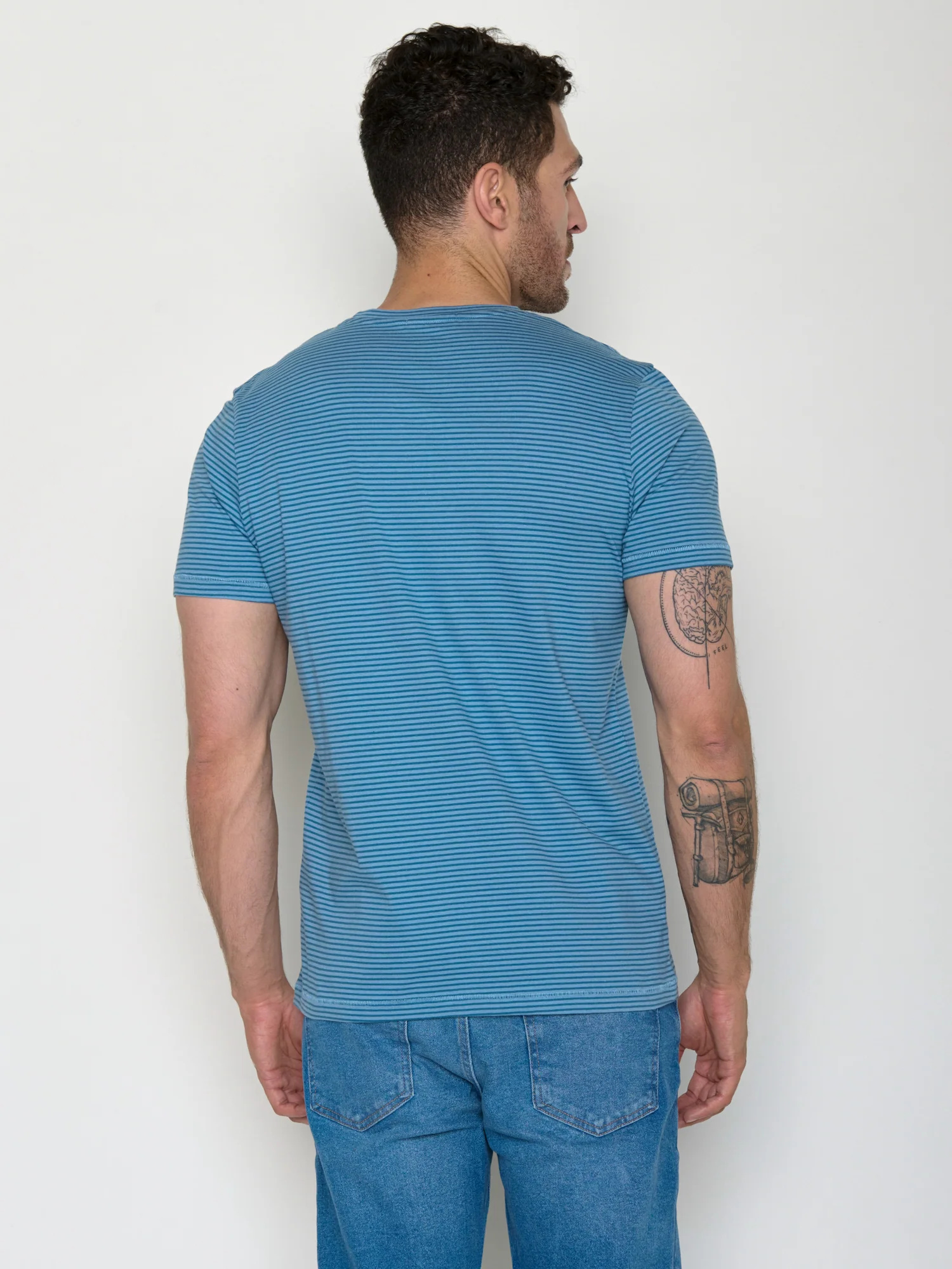 T-shirt homme rayé en coton bio GOTS, rayures marée, vue portée en pied