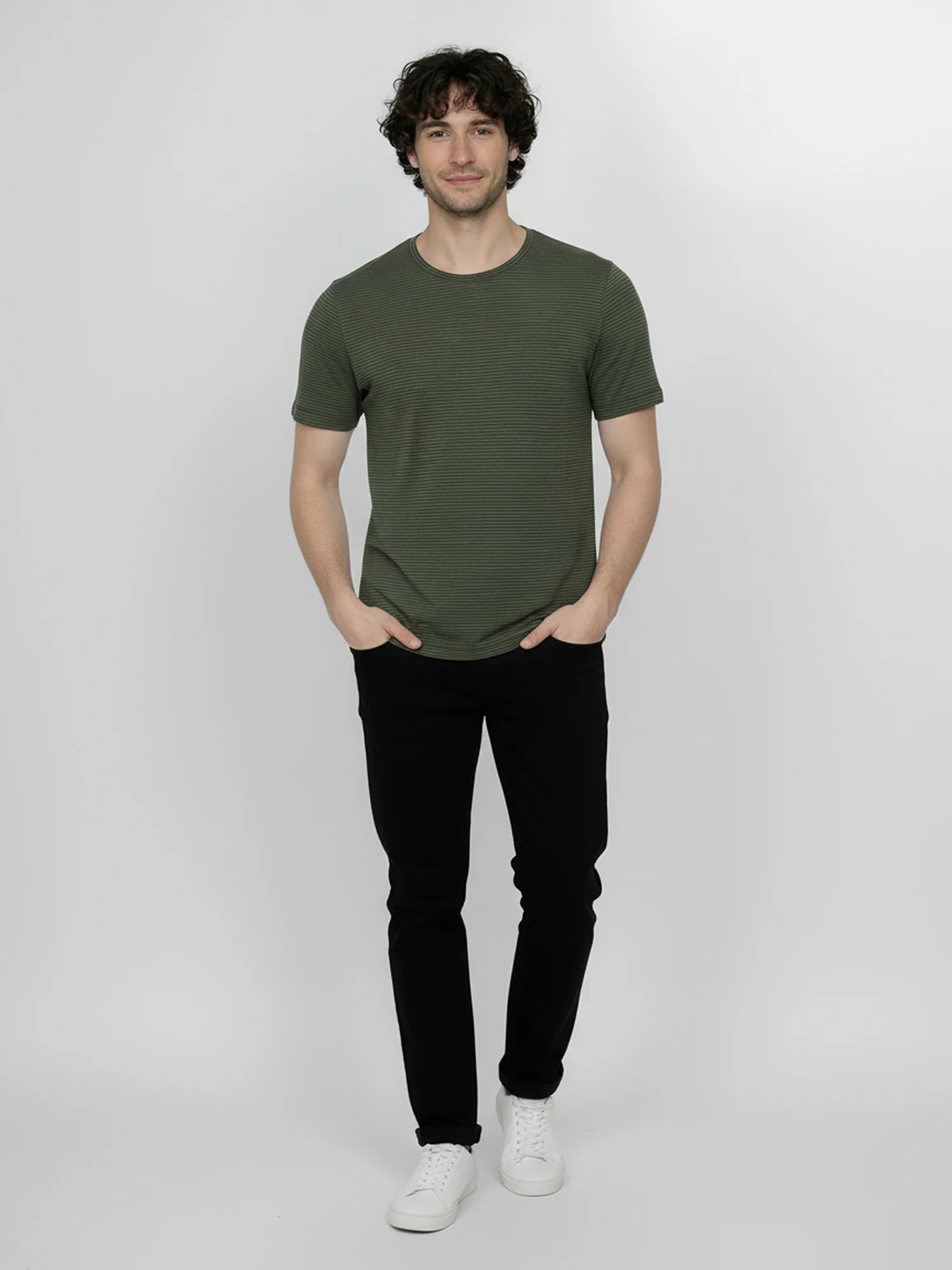 T-shirt homme rayé en coton bio GOTS, rayures herbe, porté de dos