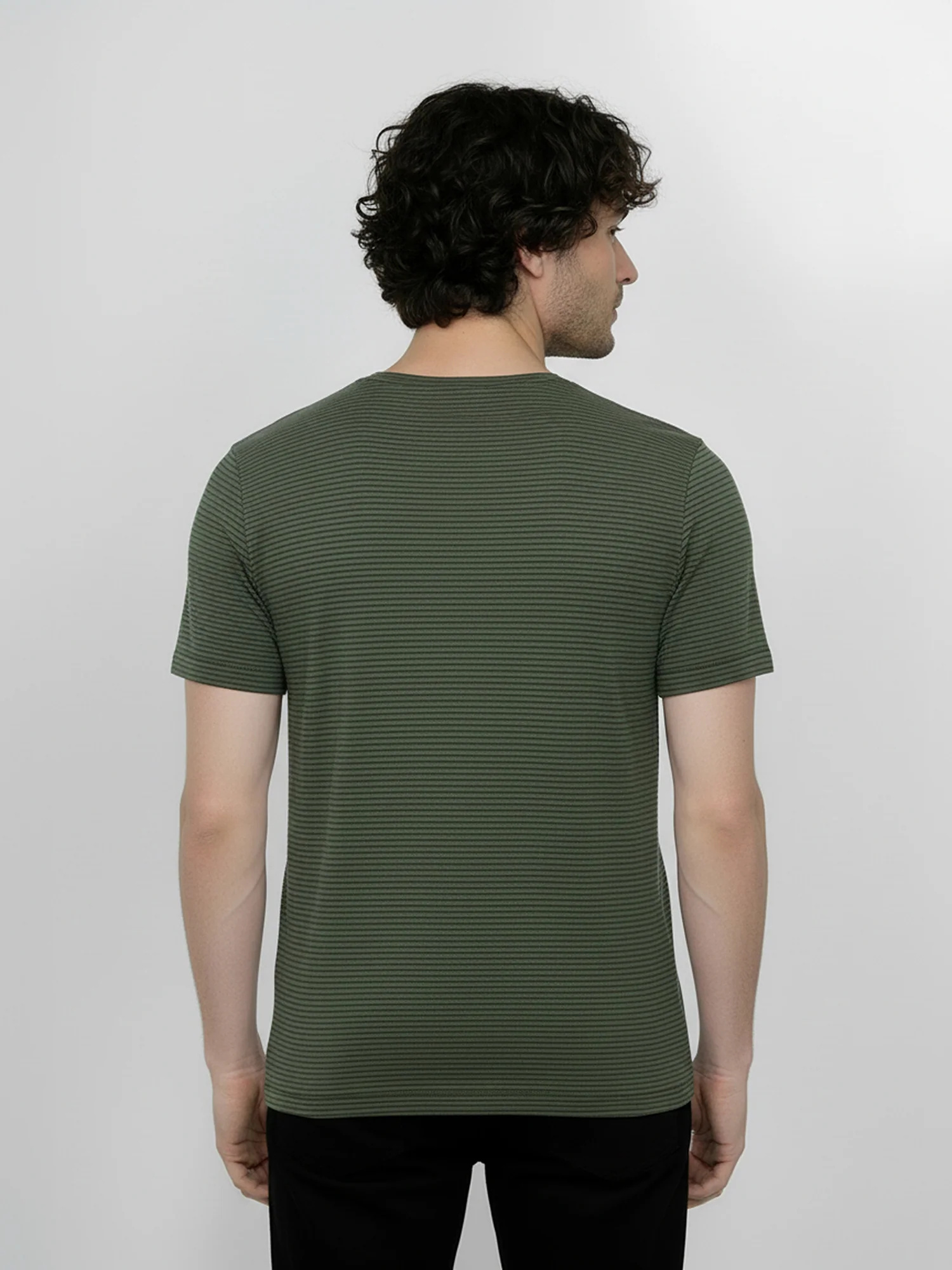 T-shirt homme rayé en coton bio GOTS, rayures herbe, vue portée en pied