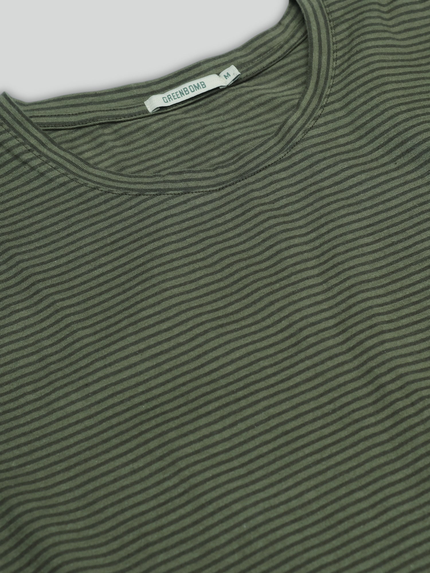 T-shirt homme rayé en coton bio GOTS, rayures herbe, dans son emballage Green Bomb