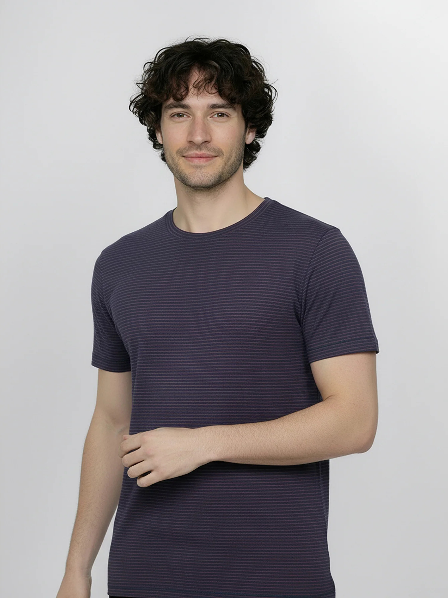 T-shirt homme rayé en coton bio GOTS, rayures bleu-violet, détail du motif