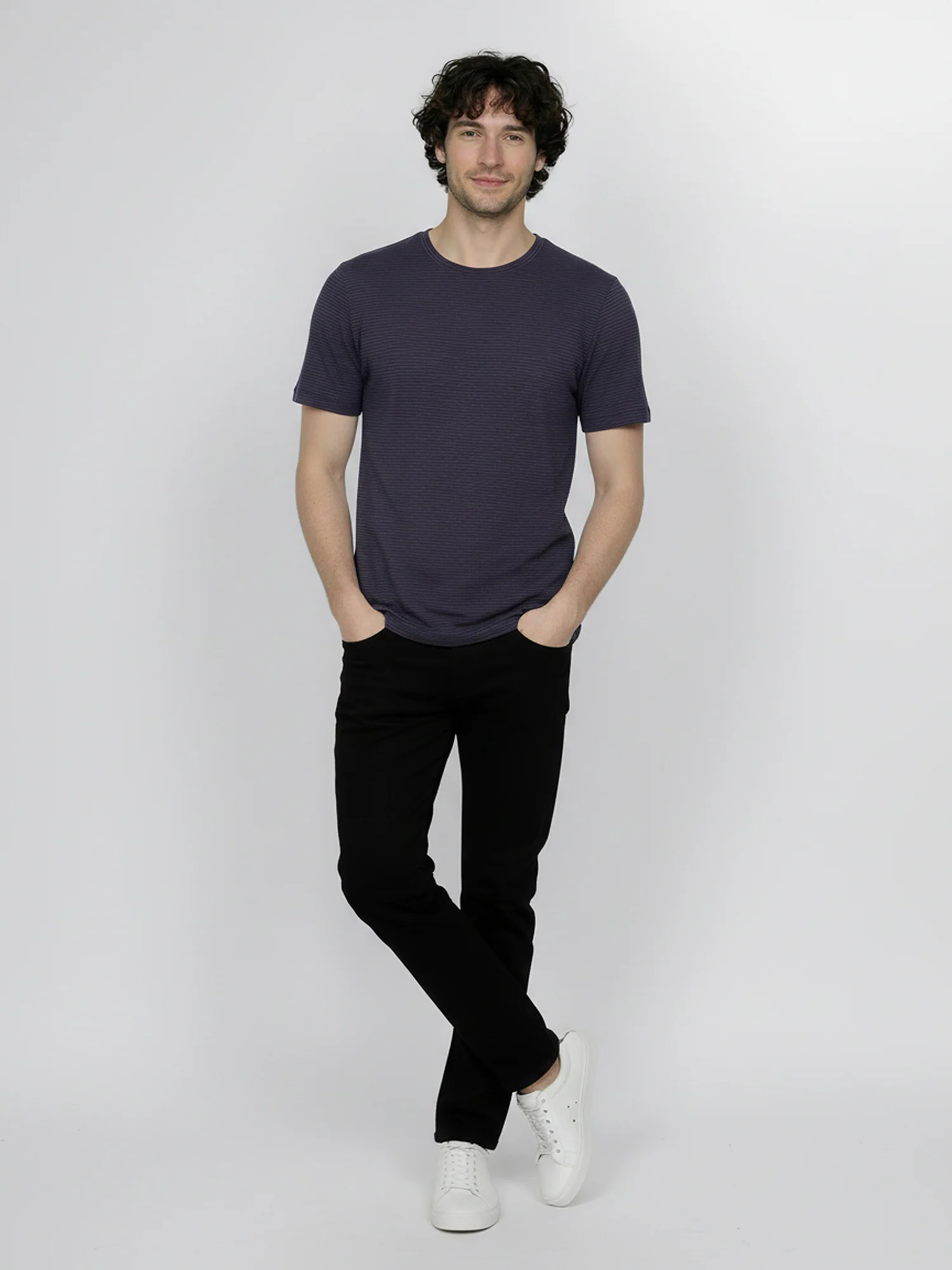 T-shirt homme rayé en coton bio GOTS, rayures bleu-violet, porté de dos
