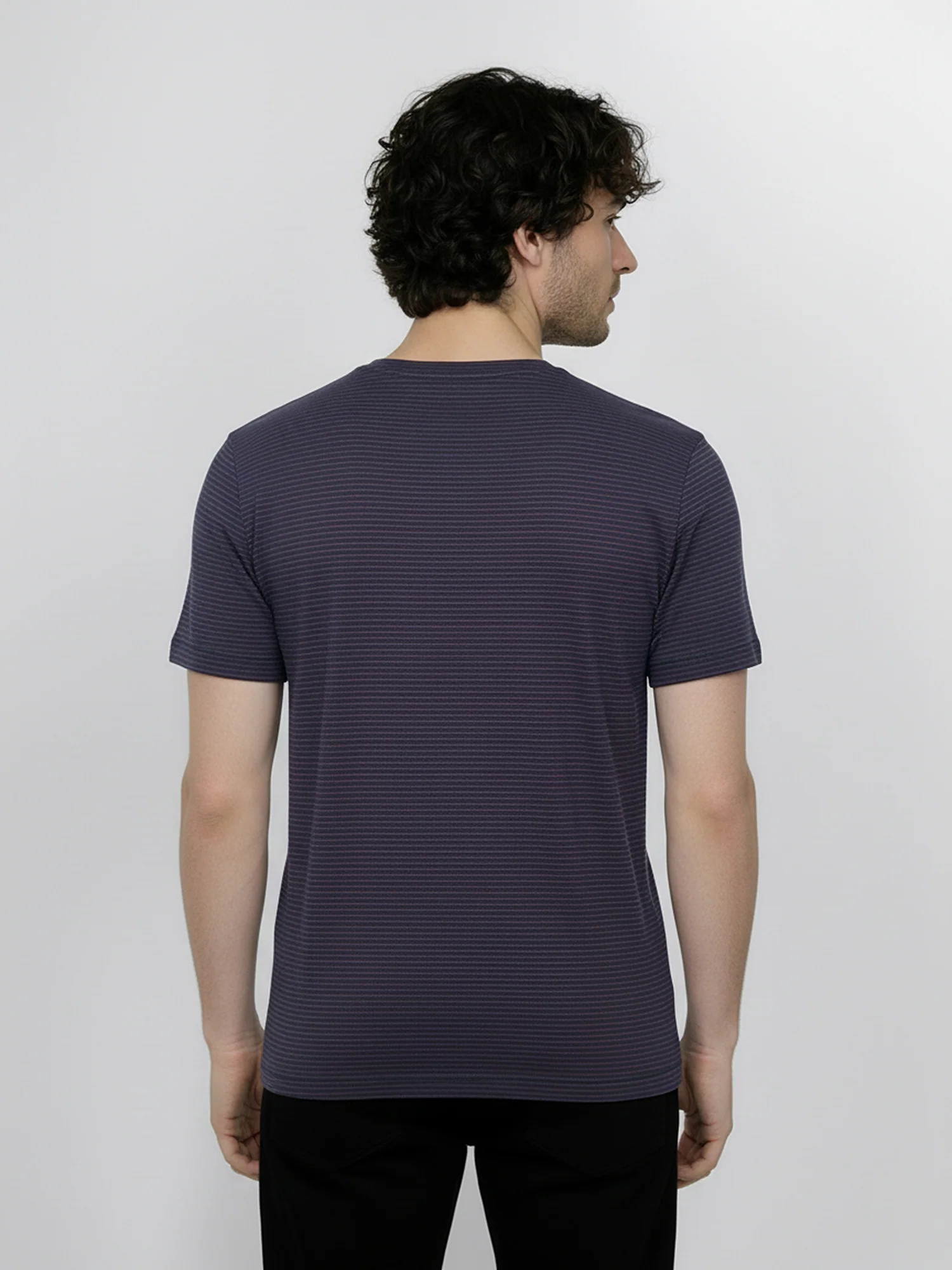 T-shirt homme rayé en coton bio GOTS, rayures bleu-violet, vue portée en pied