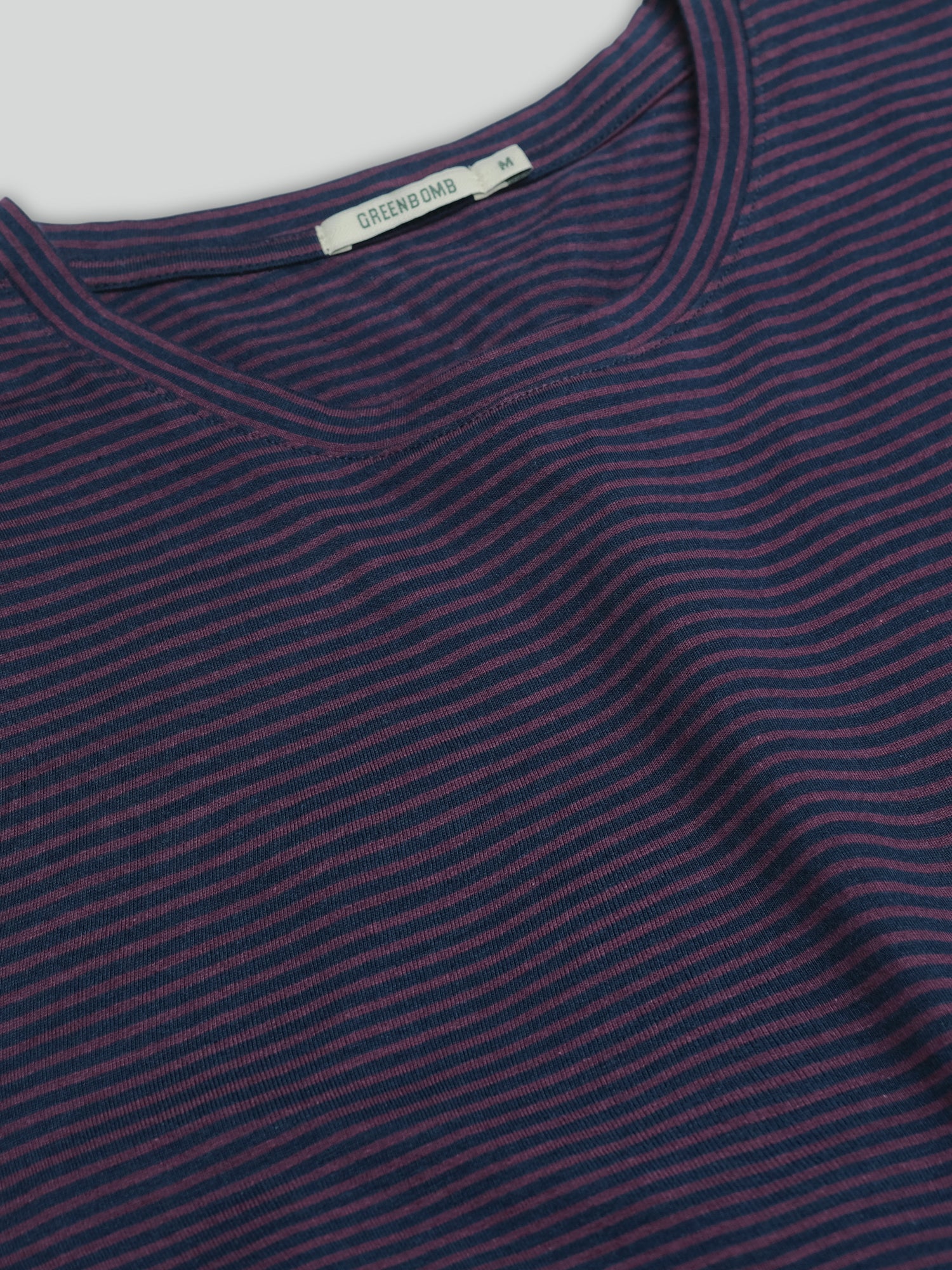 T-shirt homme rayé en coton bio GOTS, rayures bleu-violet, dans son emballage Green Bomb