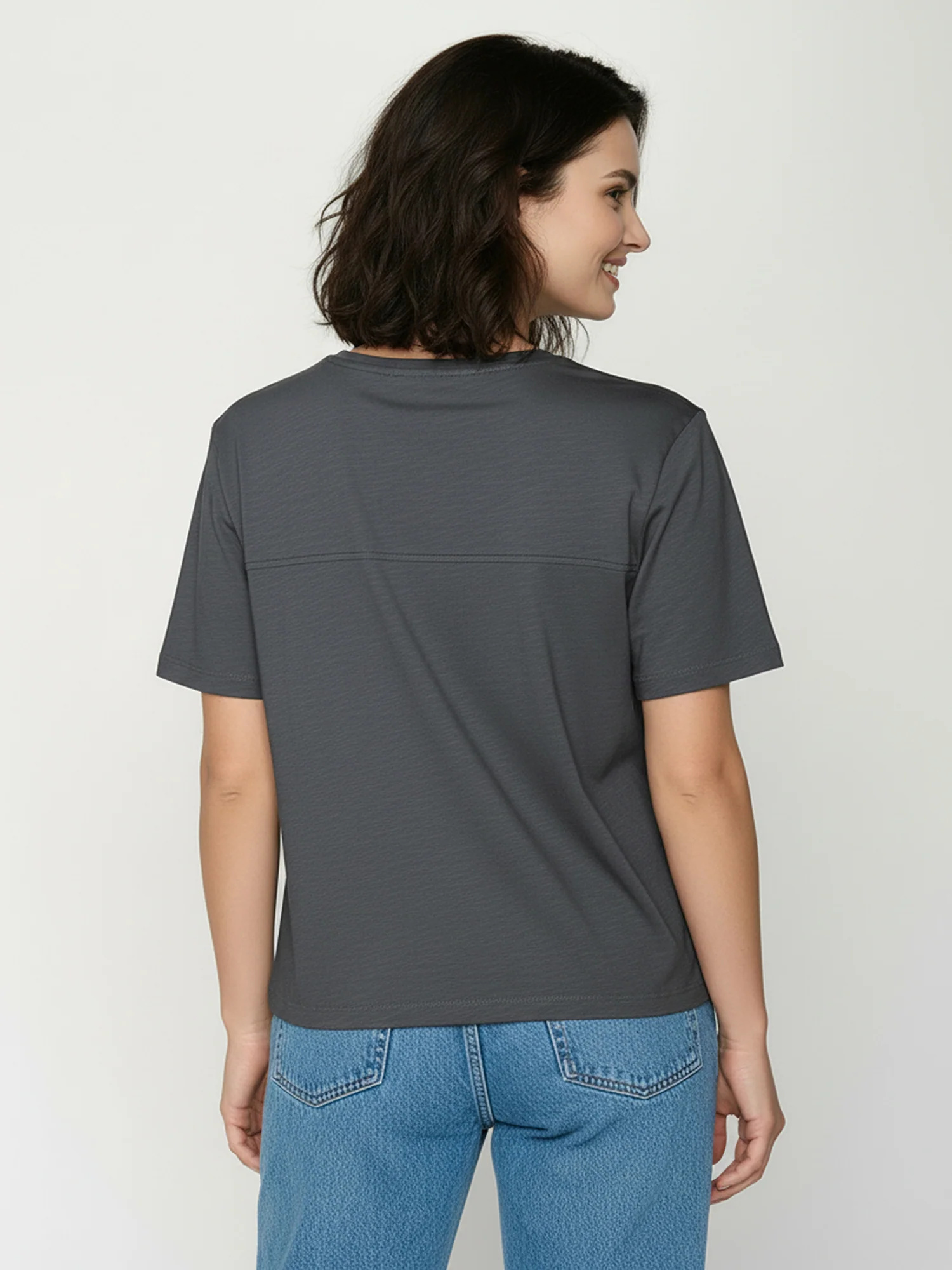 T-shirt femme à motifs chats en coton bio GOTS, gris gravier, vue portée en pied