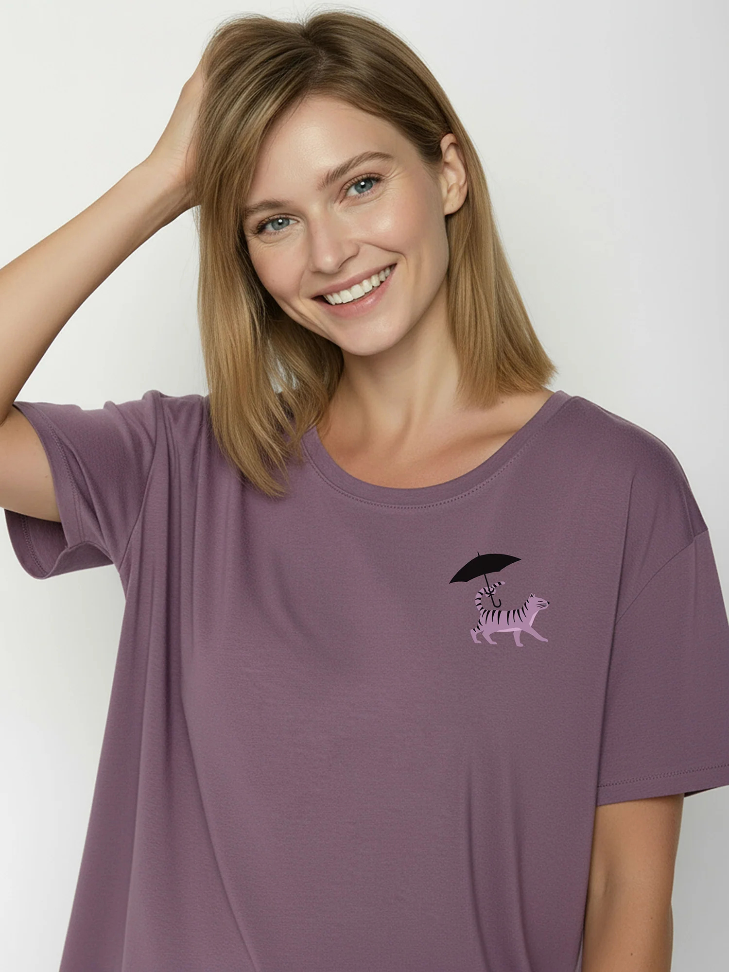 T-shirt femme motifs chats défilé GREENBOMB coton biologique, baie sombre, détail du motif