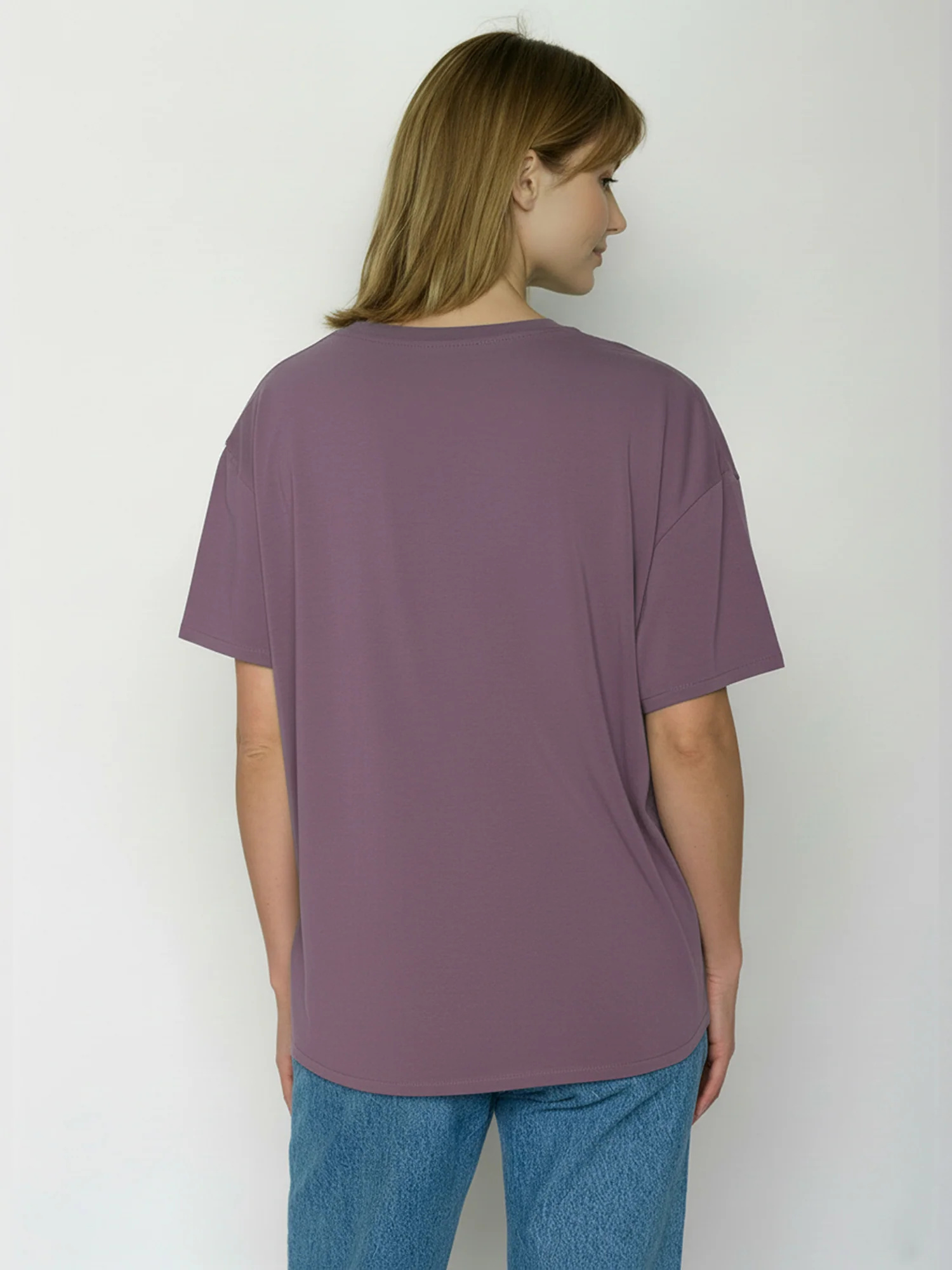 T-shirt femme à motifs chats en coton bio GOTS, baie sombre, vue portée en pied