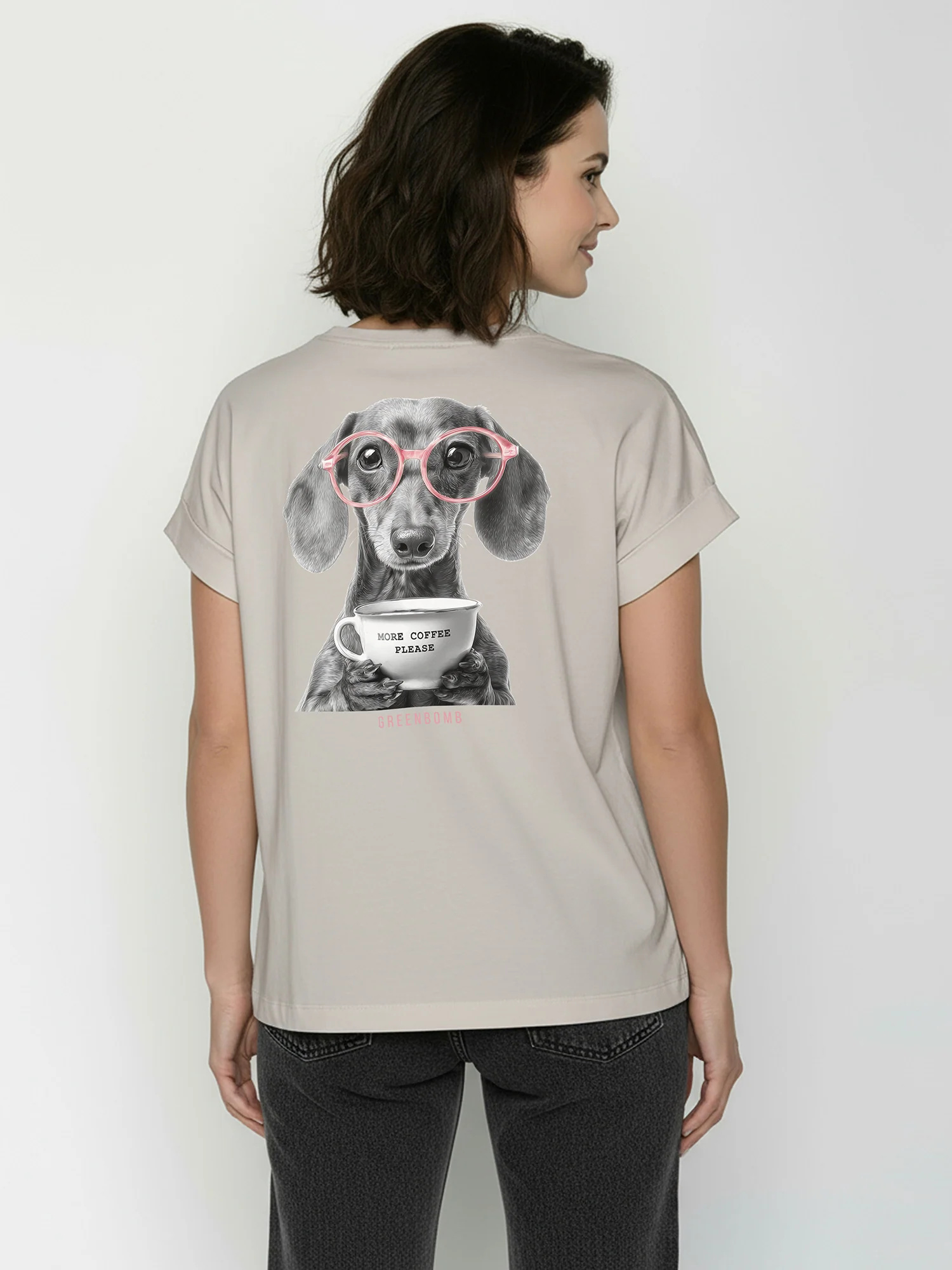 T-shirt femme à motifs chien et café en coton bio GOTS, beige grès, vue portée en pied