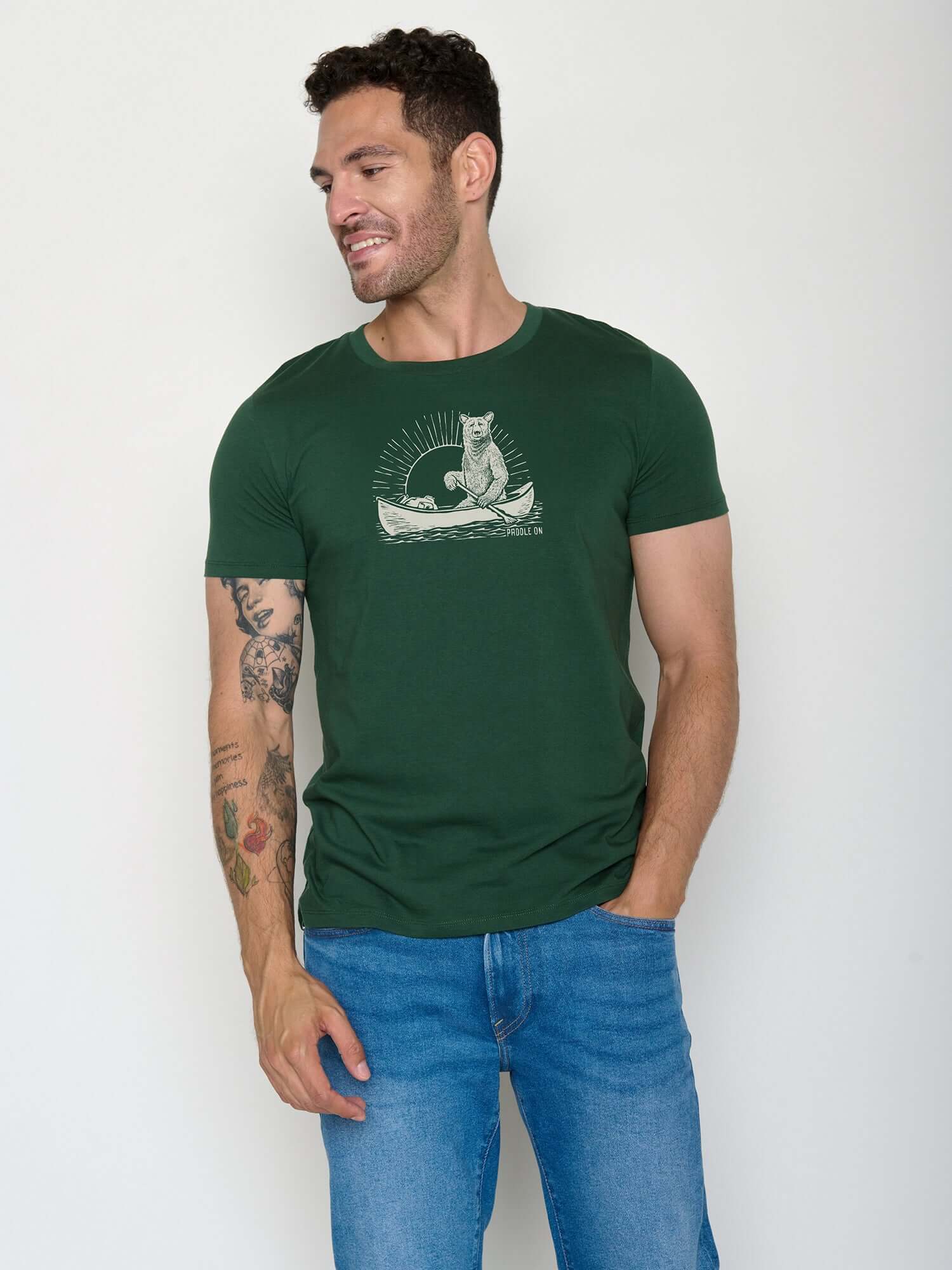 T-shirt homme ours en canoë GREENBOMB en coton bio, vert bouteille