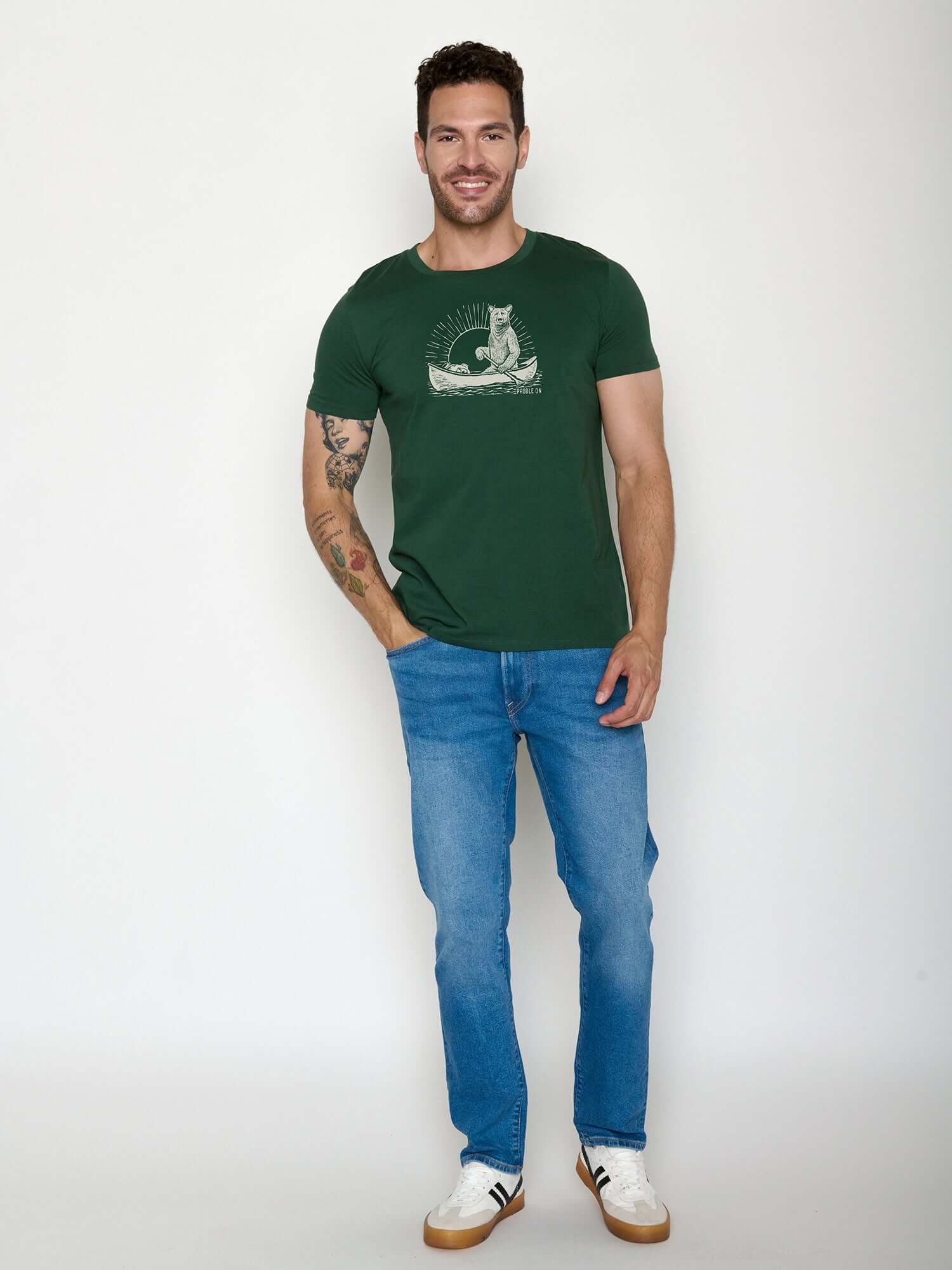 T-shirt homme à motifs ours en canoë en coton bio GOTS, vert bouteille, porté de dos