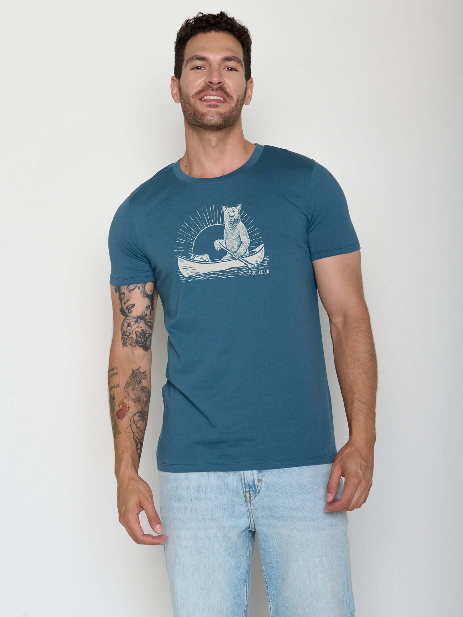 T-shirt homme ours en canoë GREENBOMB en coton bio porté, coloris bleu marée